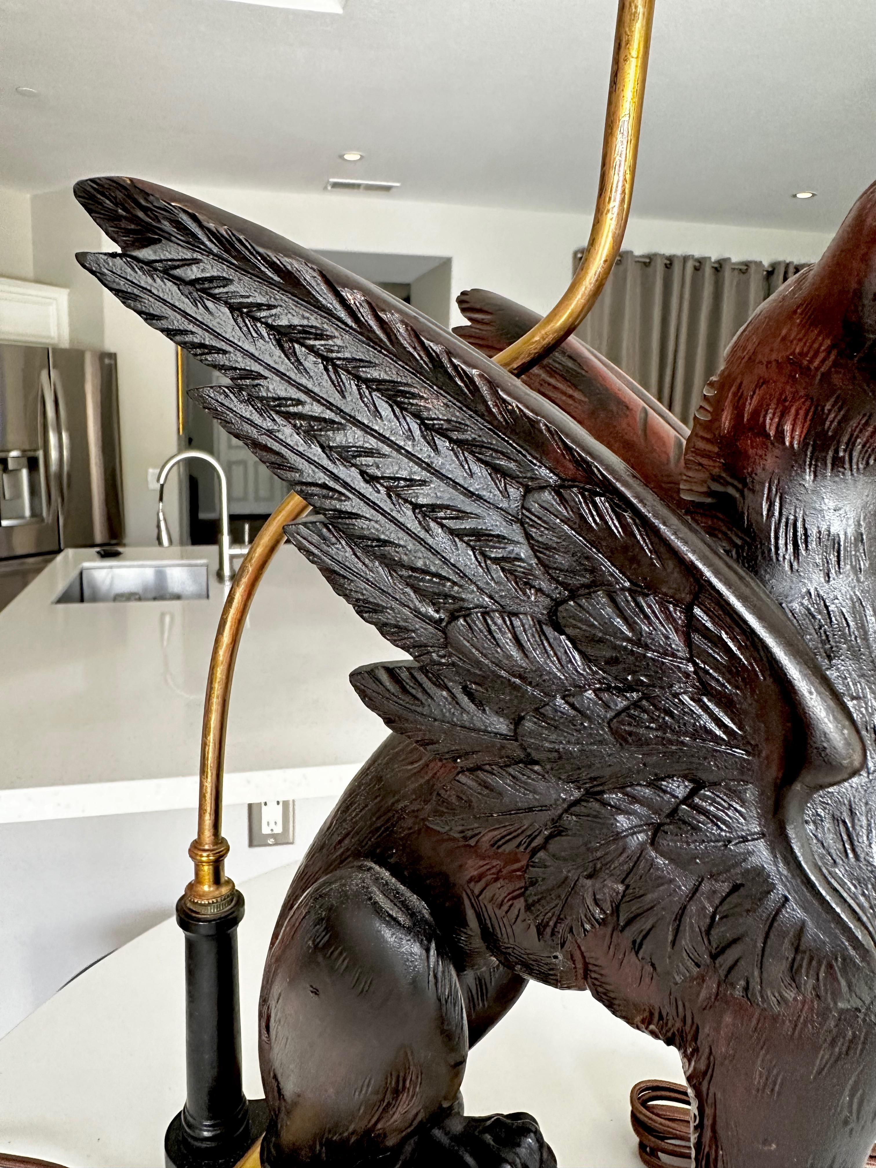 Paire de lampes de table griffon sculptées en bois mythologique en vente 9