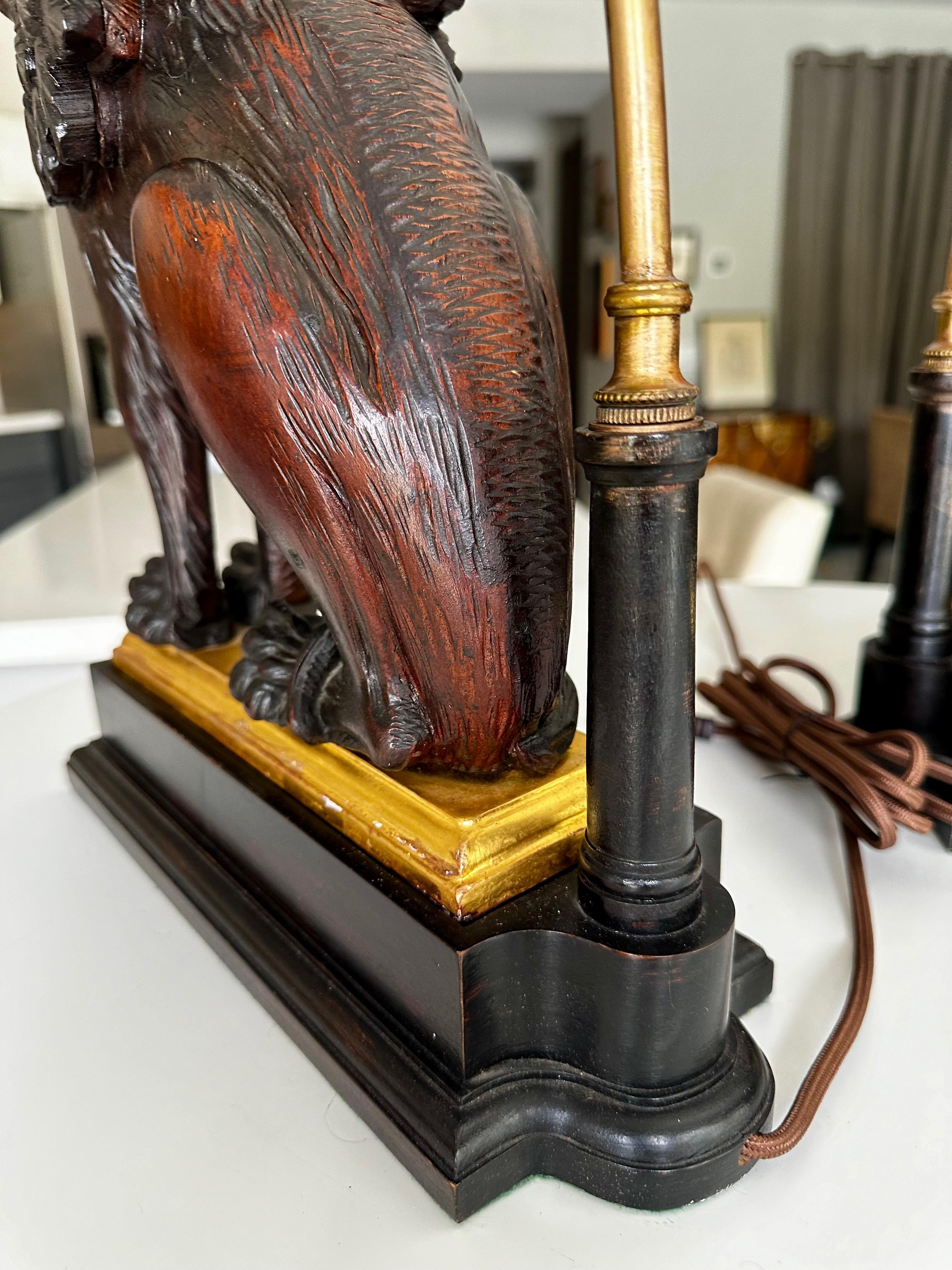 Paire de lampes de table griffon sculptées en bois mythologique en vente 10