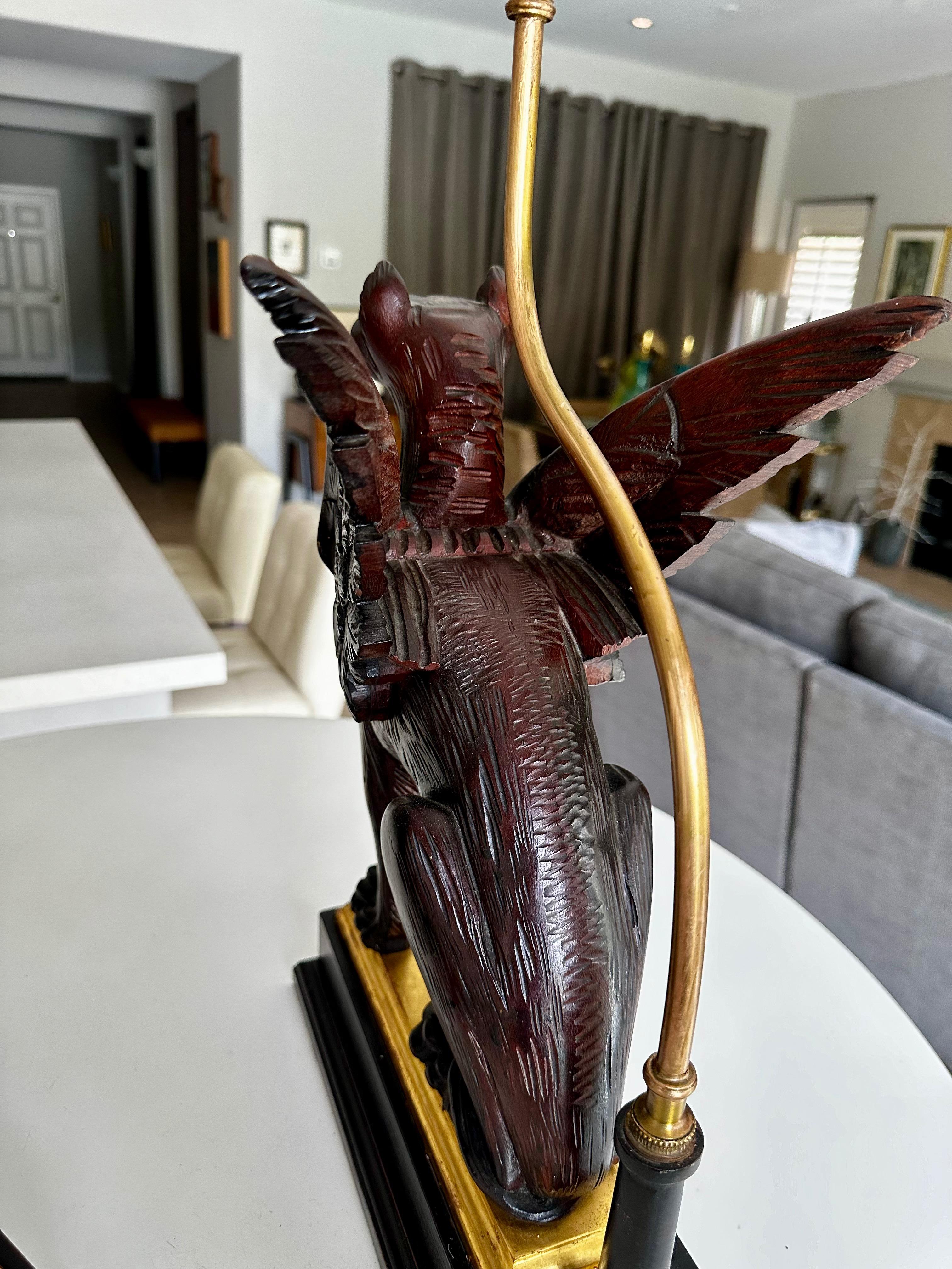 Paire de lampes de table griffon sculptées en bois mythologique en vente 11