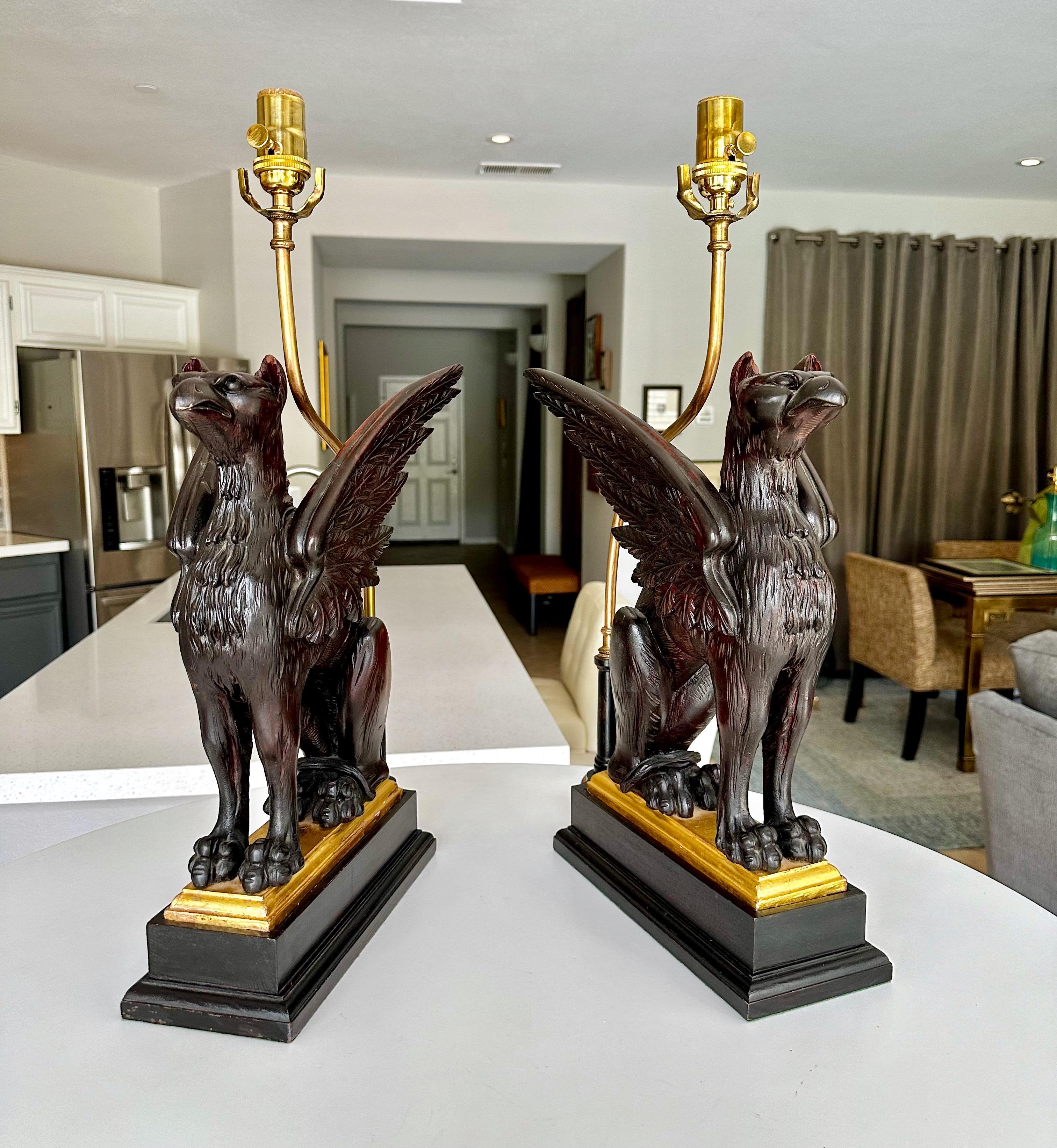 Paire de lampes de table griffon sculptées en bois mythologique en vente 12