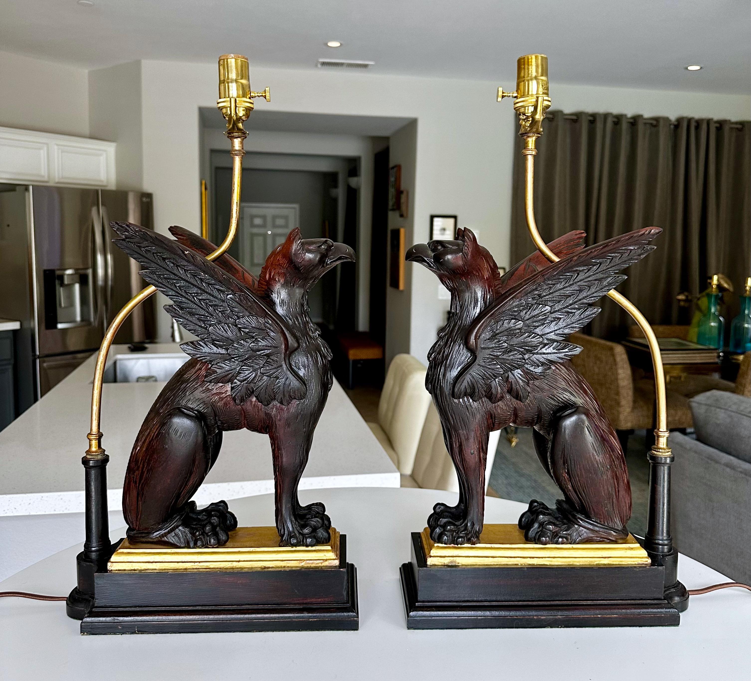 Paire de lampes de table griffon sculptées en bois mythologique en vente 13