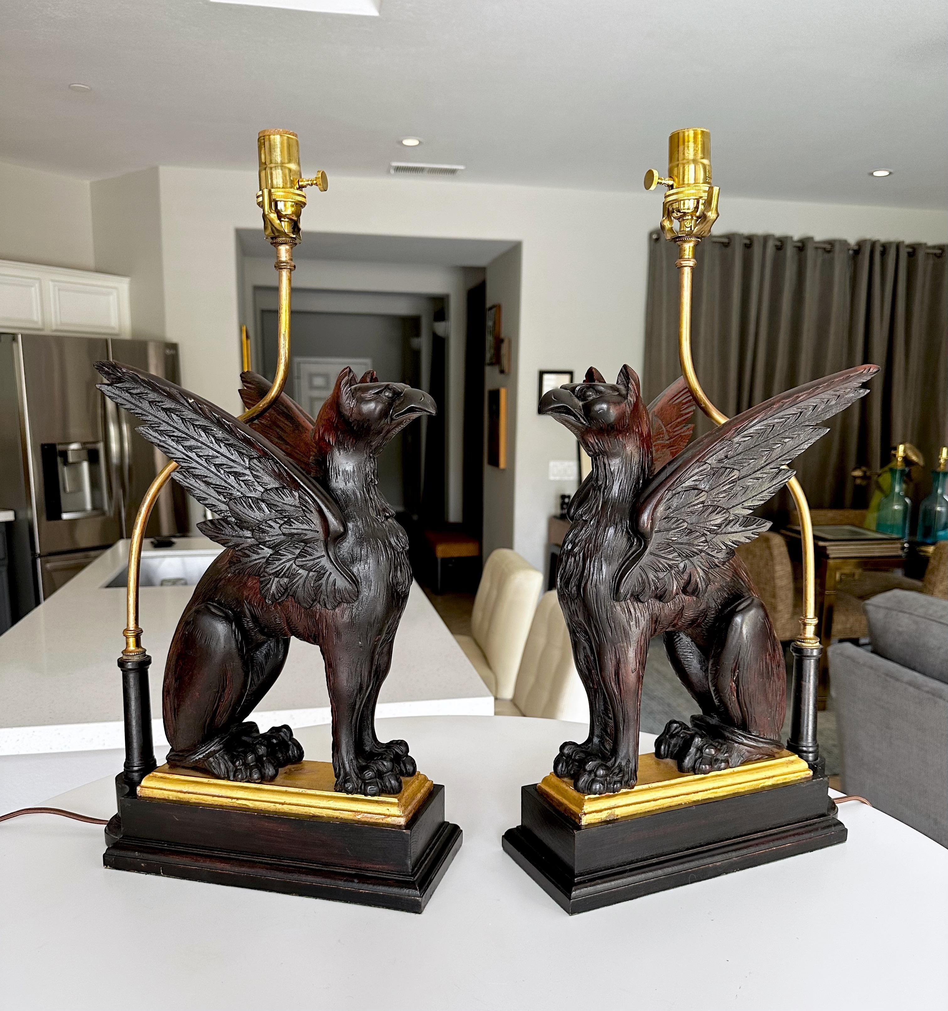 Français Paire de lampes de table griffon sculptées en bois mythologique en vente