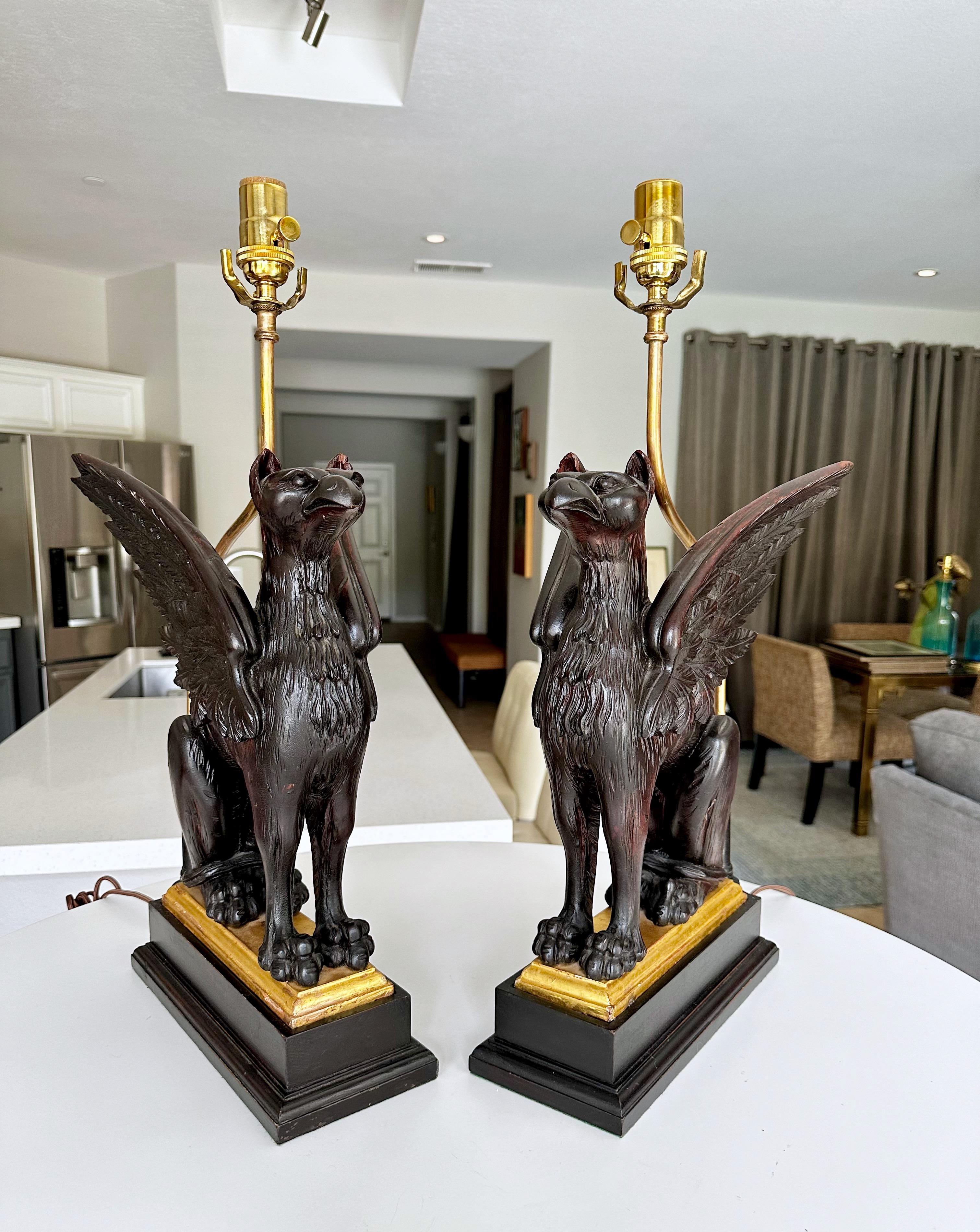 Sculpté à la main Paire de lampes de table griffon sculptées en bois mythologique en vente