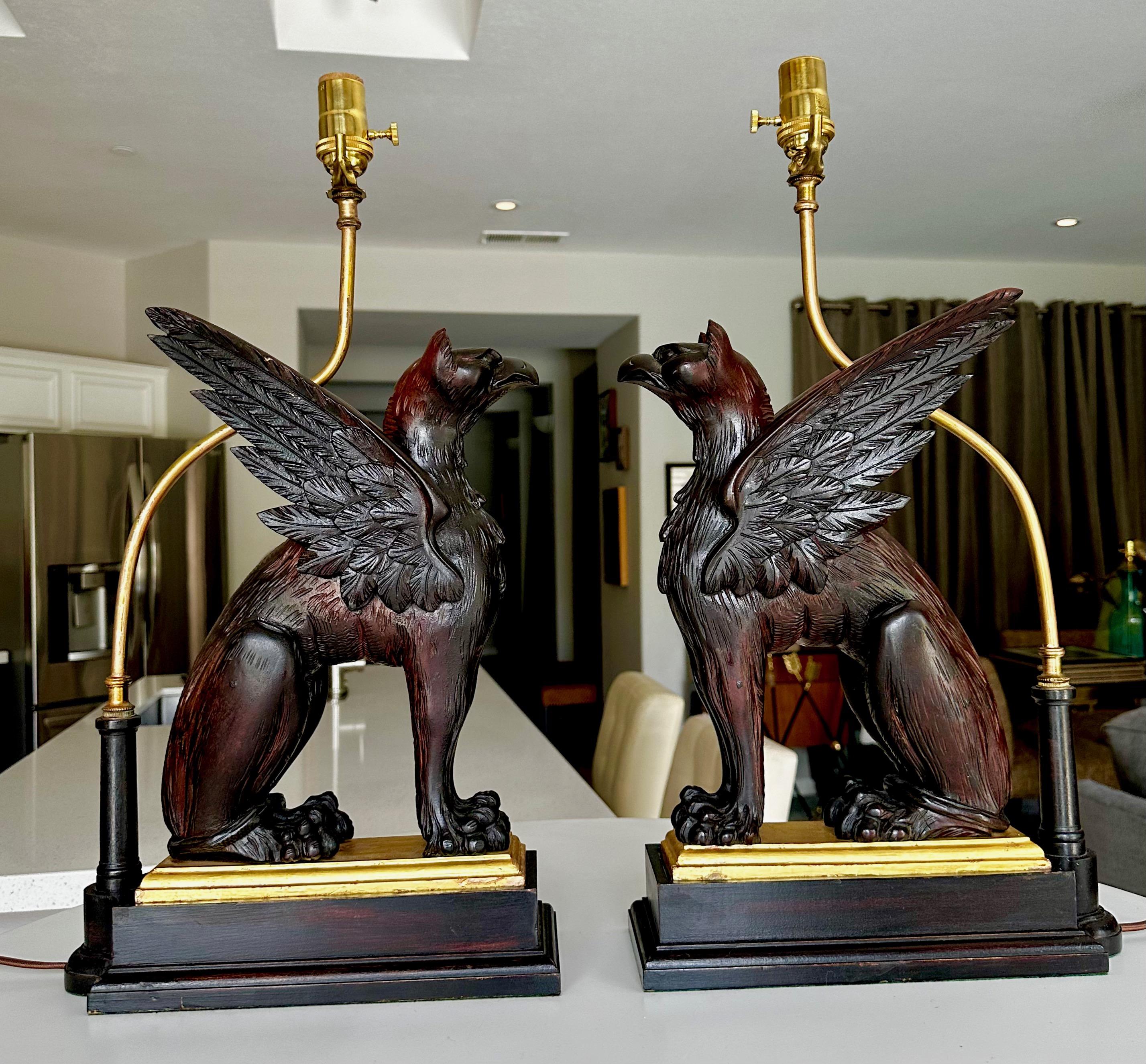 Paire de lampes de table griffon sculptées en bois mythologique Bon état - En vente à Palm Springs, CA