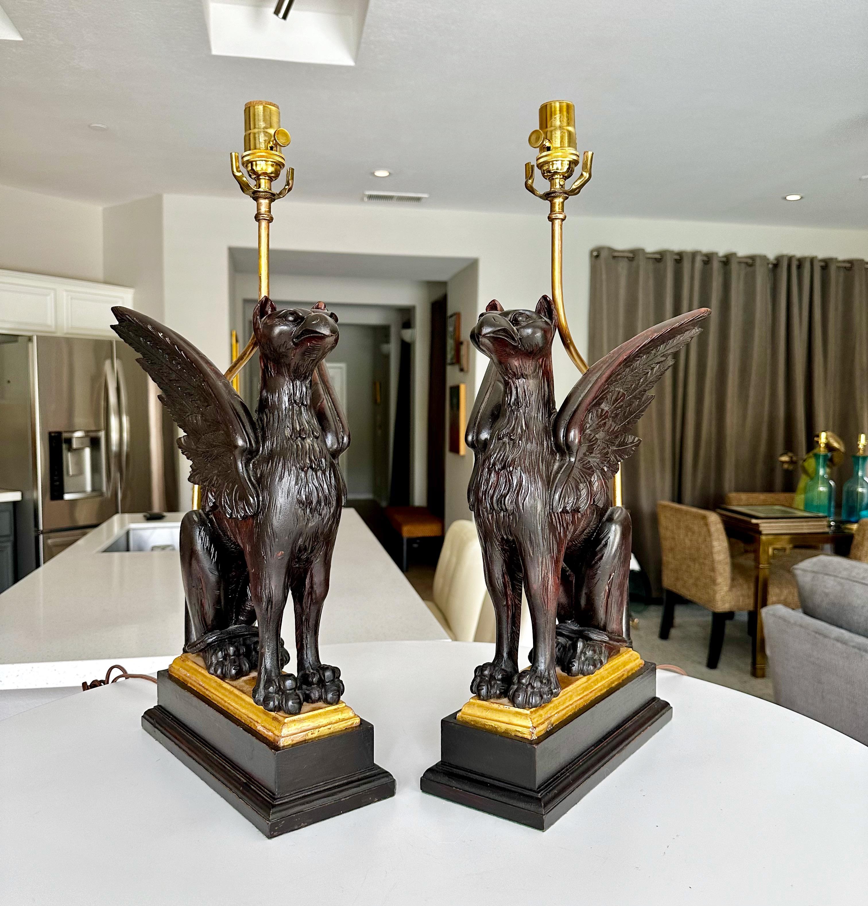 Milieu du XXe siècle Paire de lampes de table griffon sculptées en bois mythologique en vente