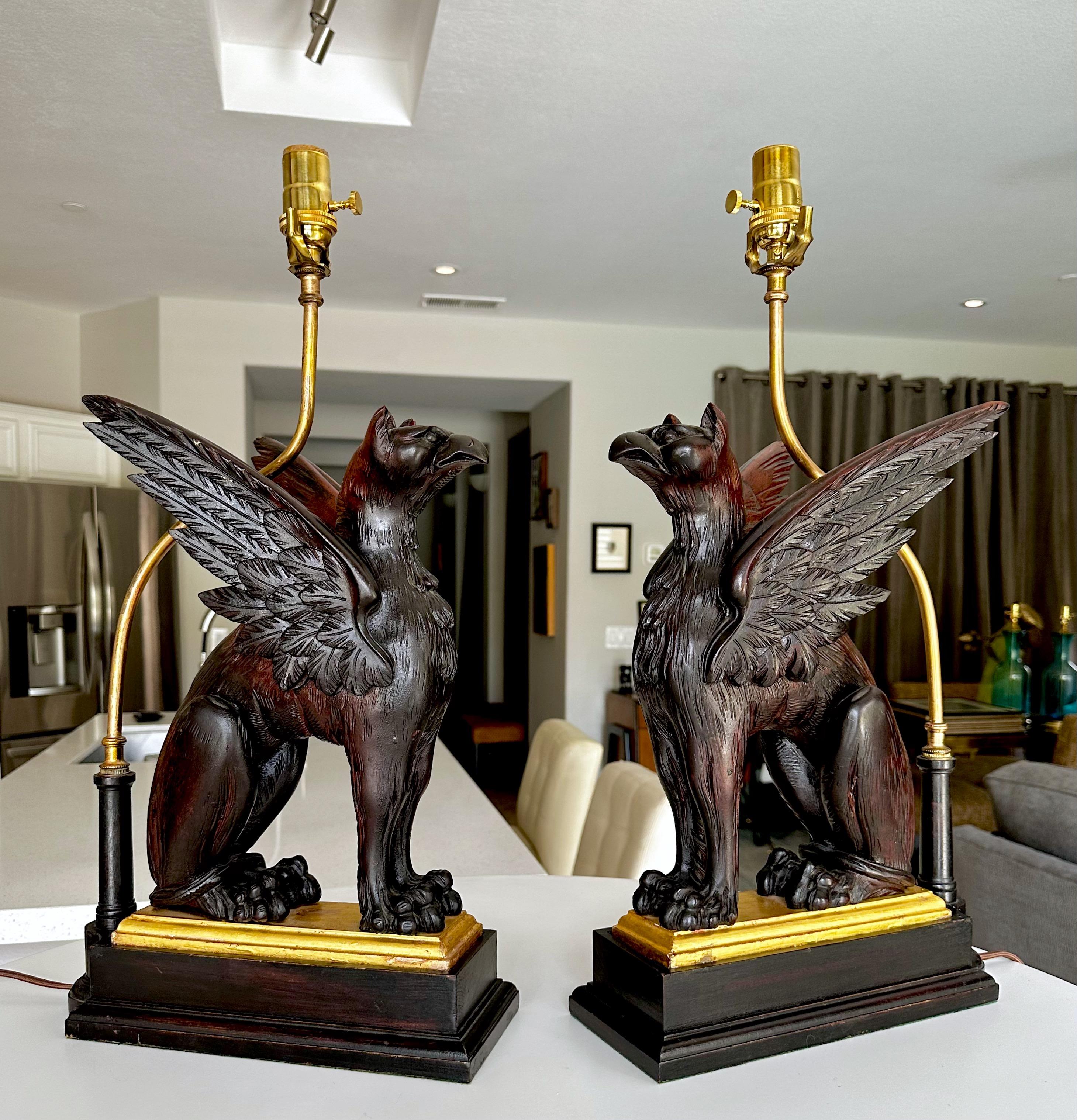 Bois Paire de lampes de table griffon sculptées en bois mythologique en vente