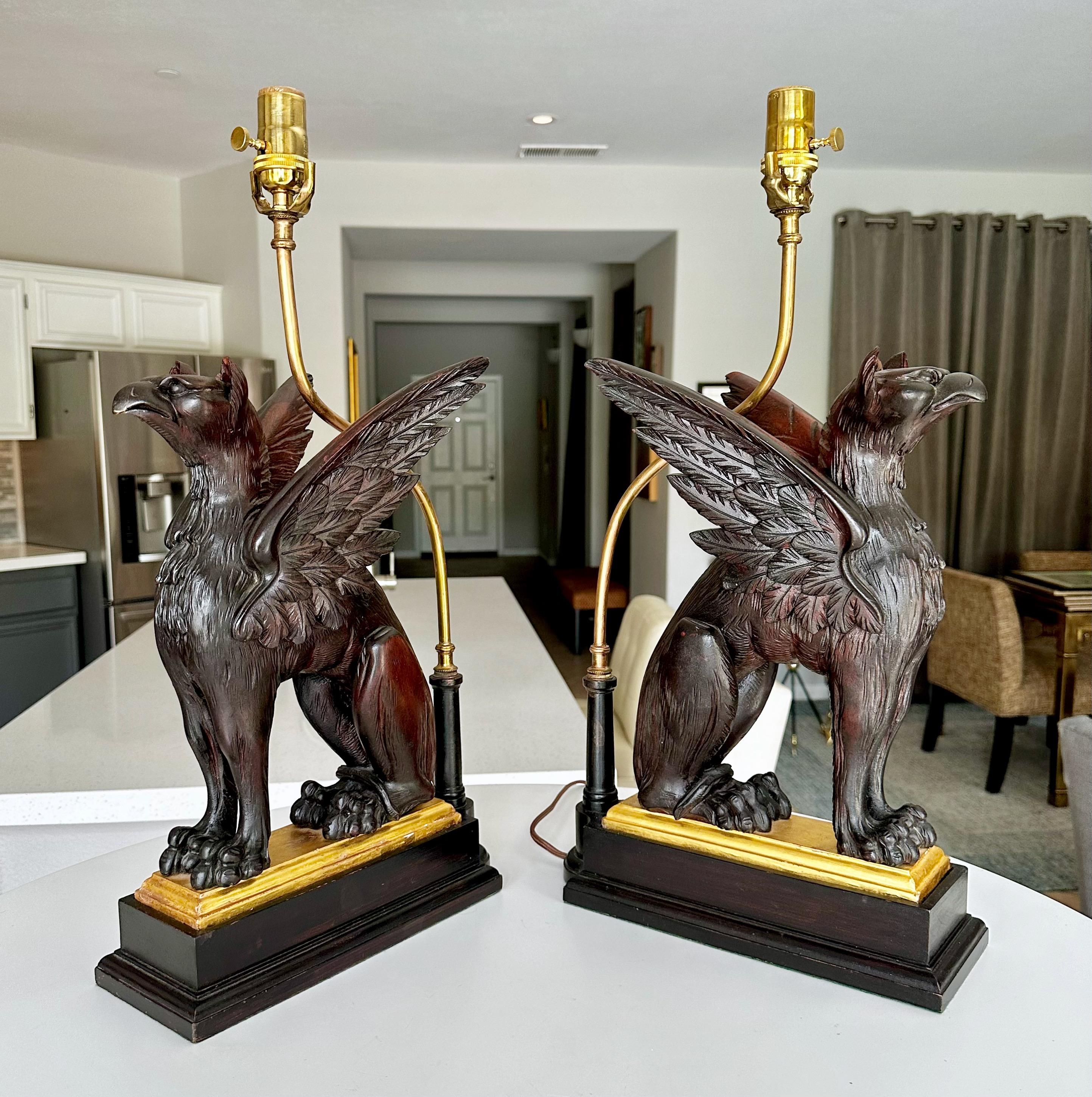 Paire de lampes de table griffon sculptées en bois mythologique en vente 1