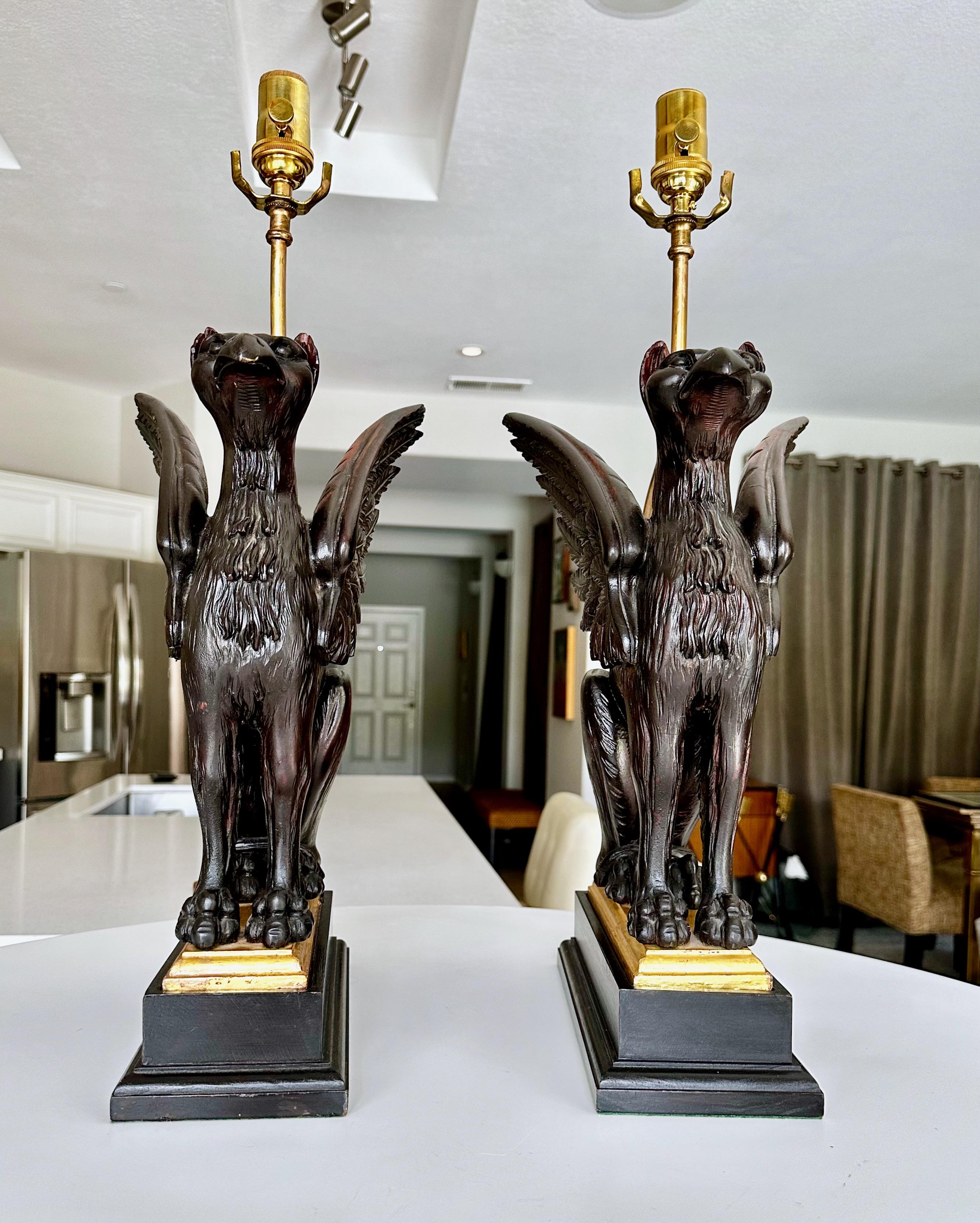 Paire de lampes de table griffon sculptées en bois mythologique en vente 2