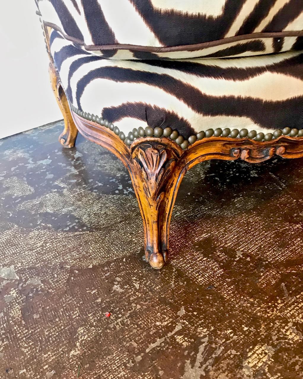 Pair of Louis XV-Style Carved Walnut Chauffeuses In Good Condition In Pasadena, CA