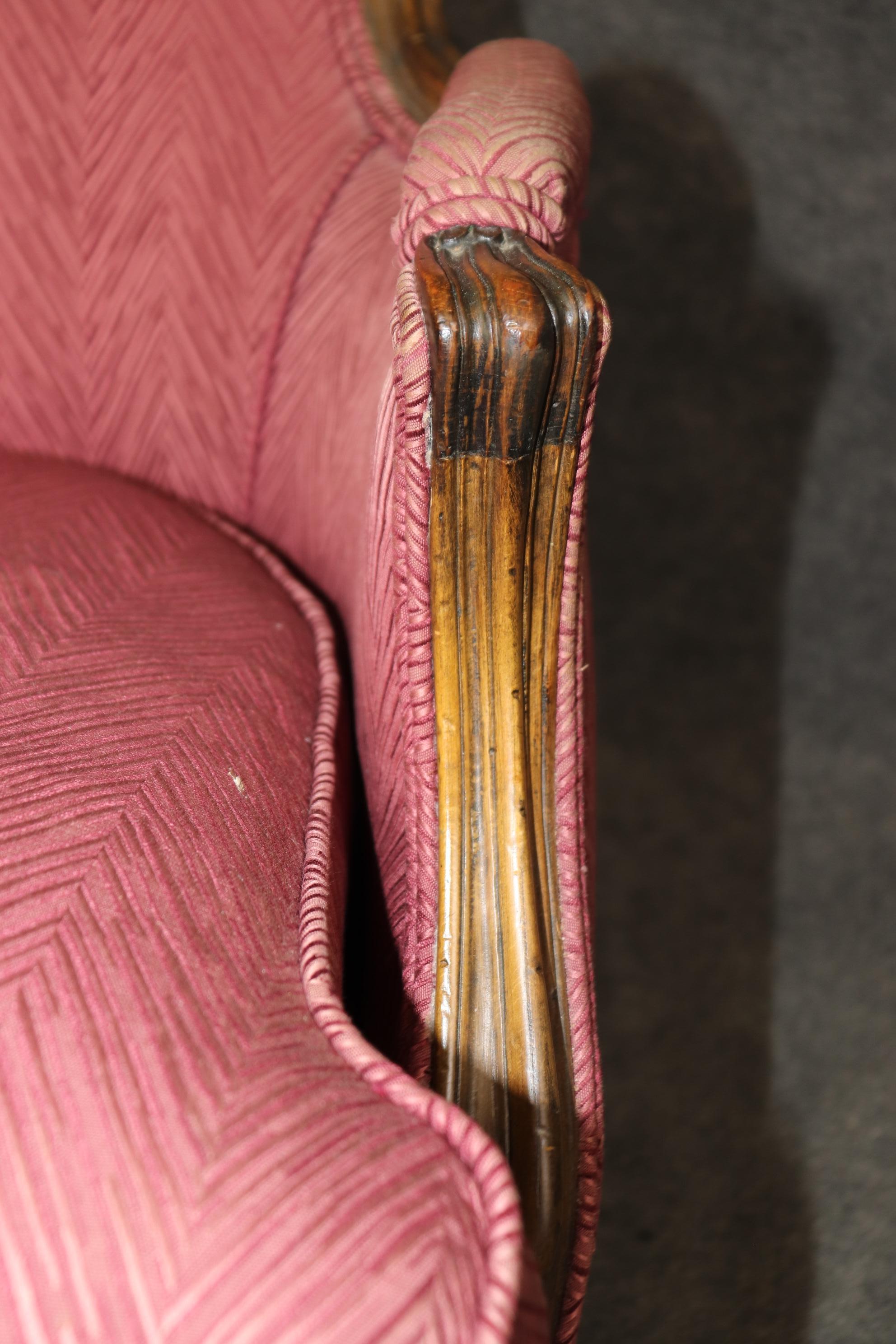 Pareja de sillas Bergère francesas de nogal tallado estilo Luis XV en venta 5