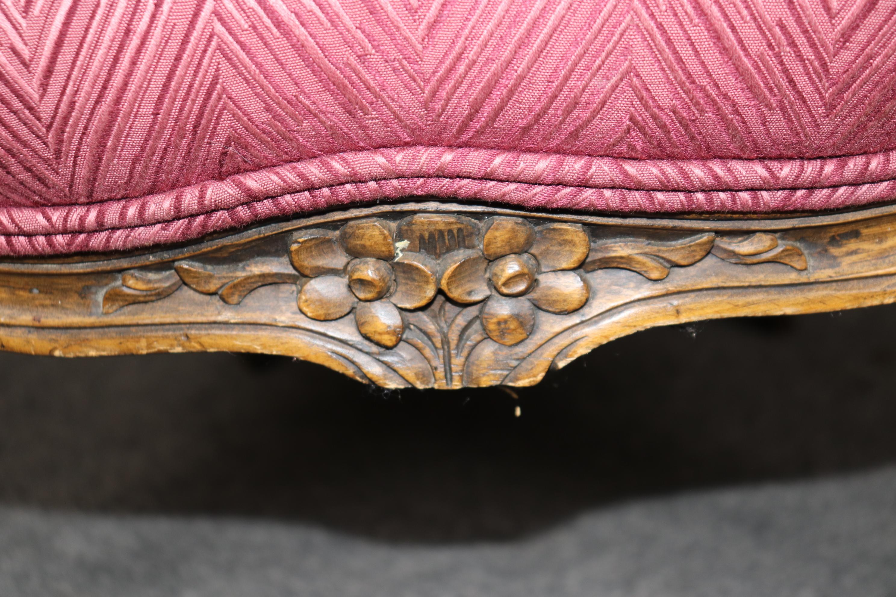Pareja de sillas Bergère francesas de nogal tallado estilo Luis XV en venta 6