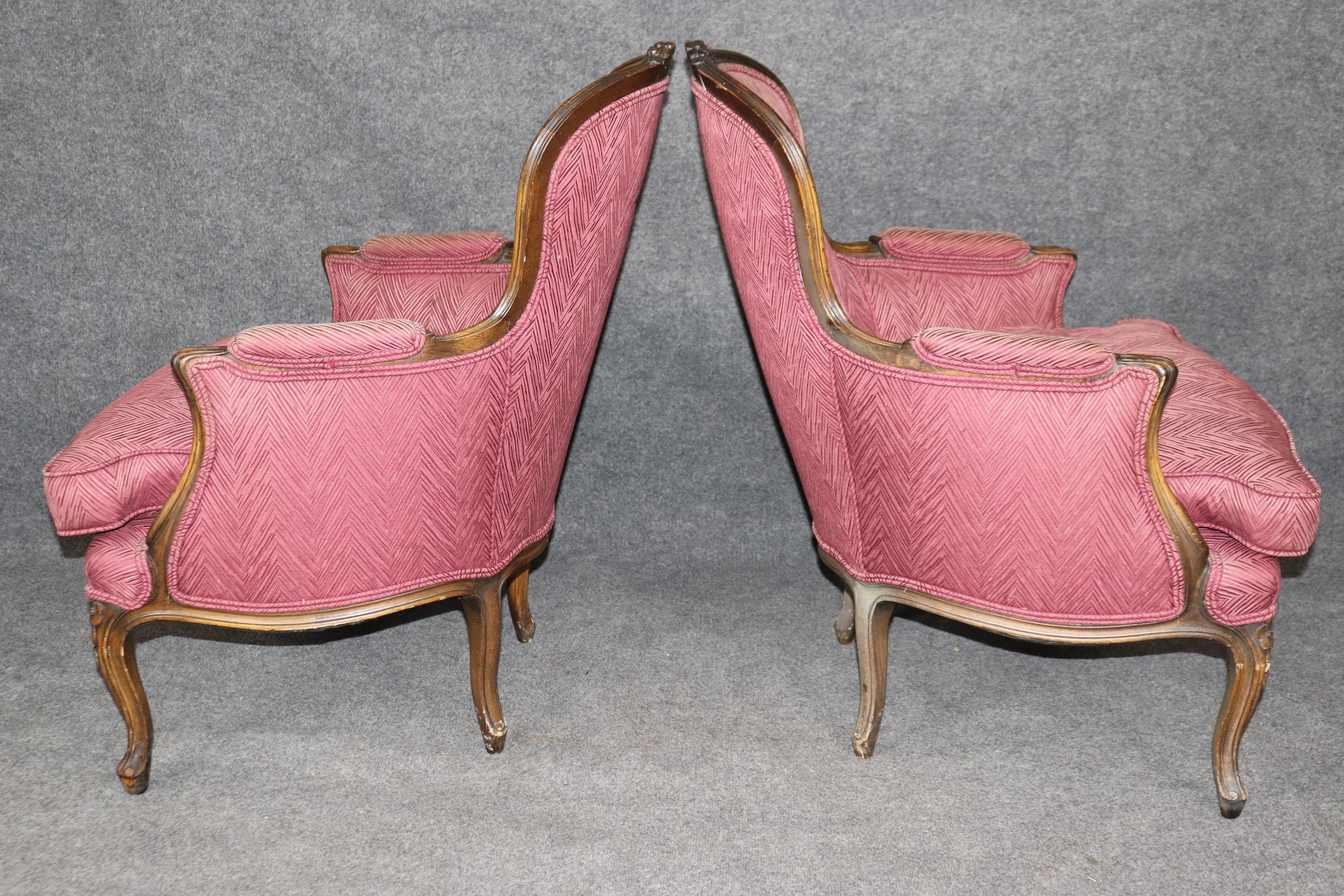 Pareja de sillas Bergère francesas de nogal tallado estilo Luis XV Europeo en venta