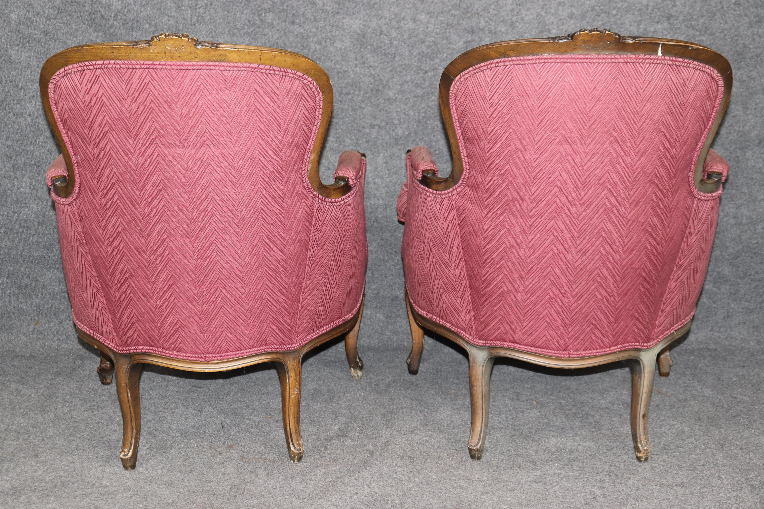 Pareja de sillas Bergère francesas de nogal tallado estilo Luis XV en Bueno estado para la venta en Swedesboro, NJ