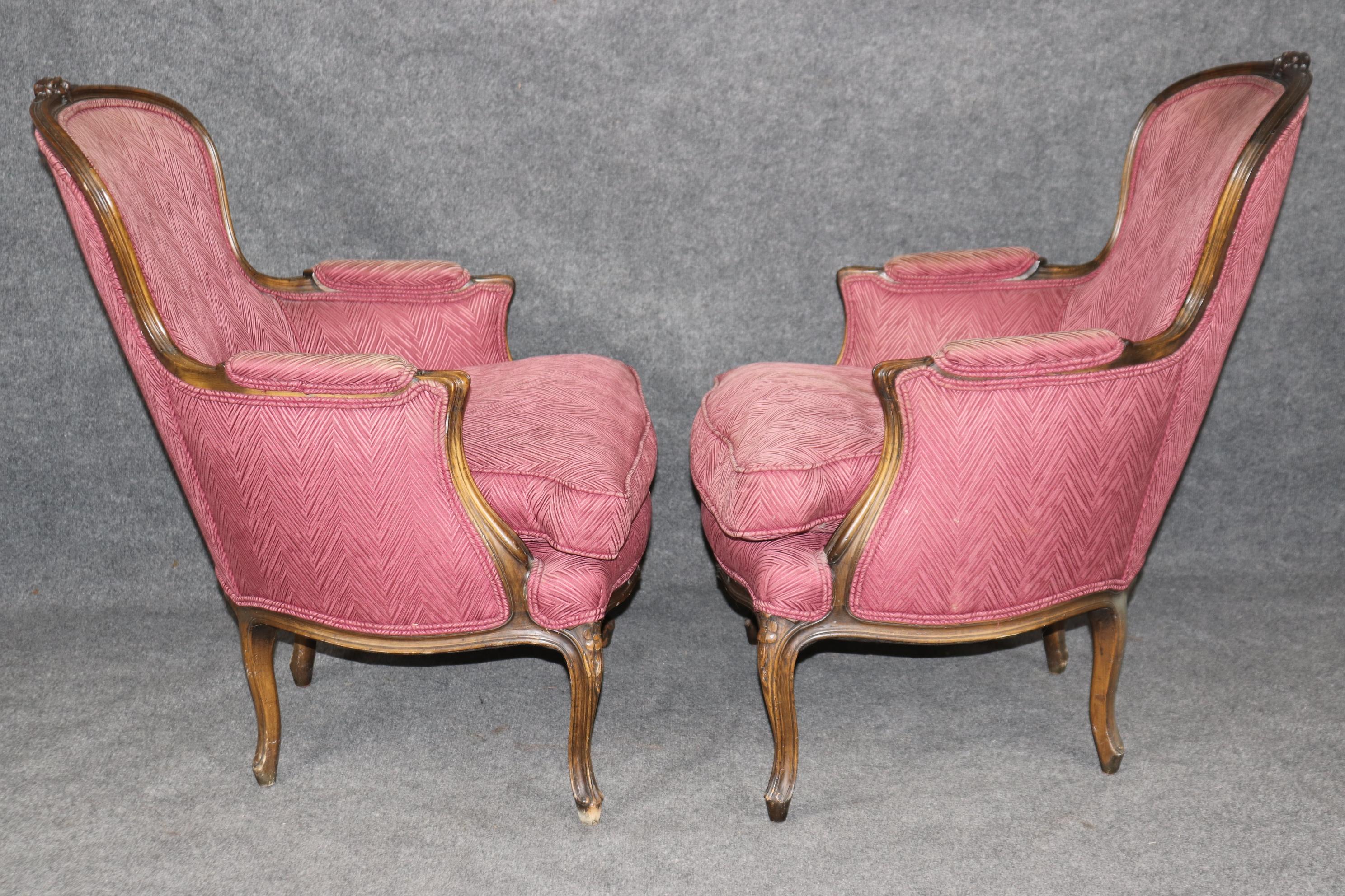 Pareja de sillas Bergère francesas de nogal tallado estilo Luis XV mediados del siglo XX en venta
