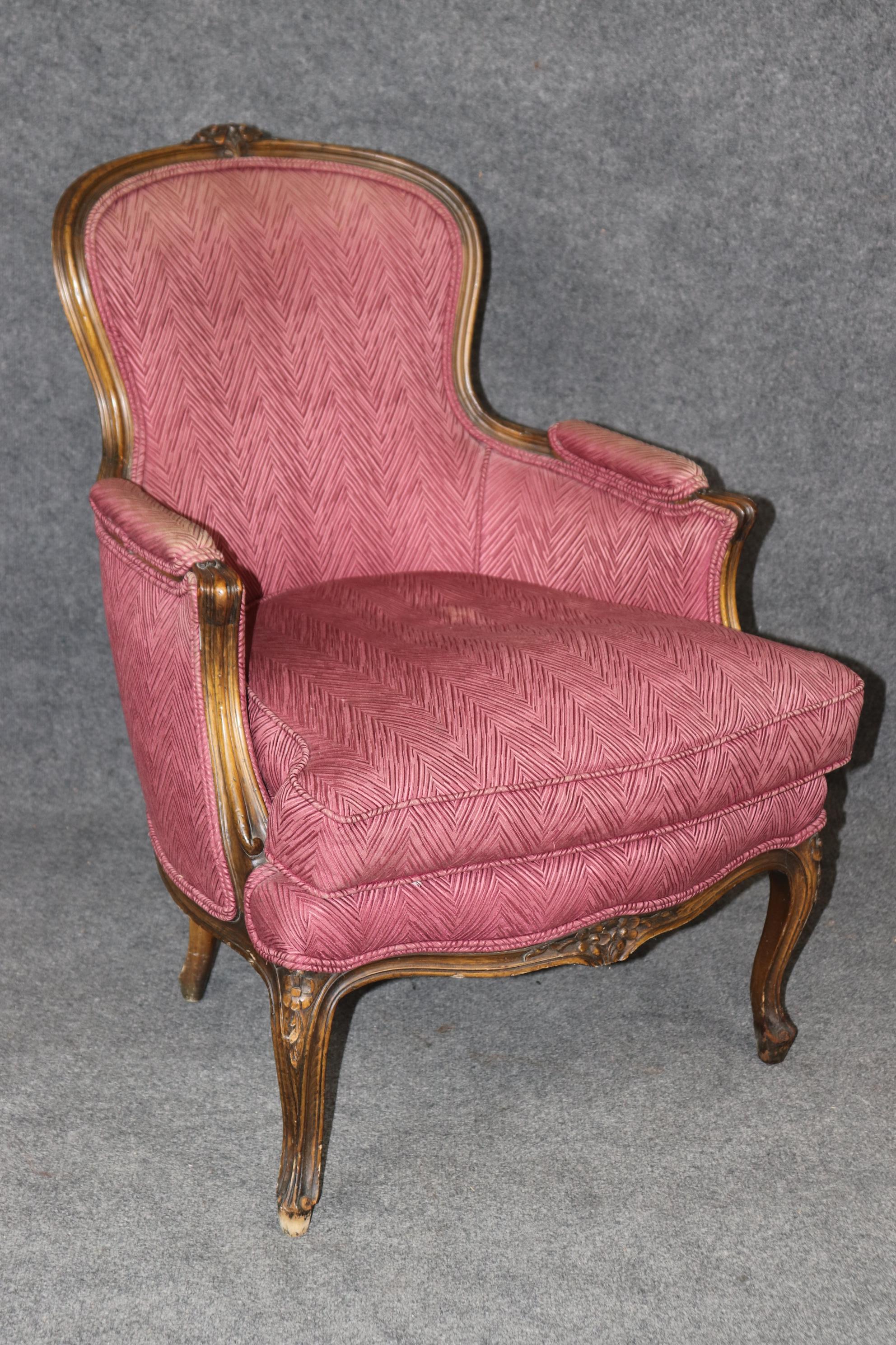 Pareja de sillas Bergère francesas de nogal tallado estilo Luis XV Nogal en venta