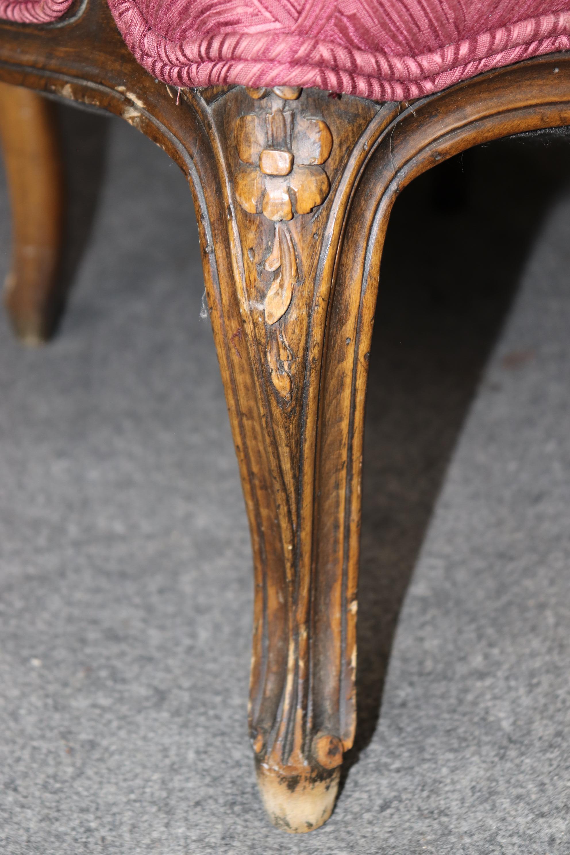Pareja de sillas Bergère francesas de nogal tallado estilo Luis XV en venta 1