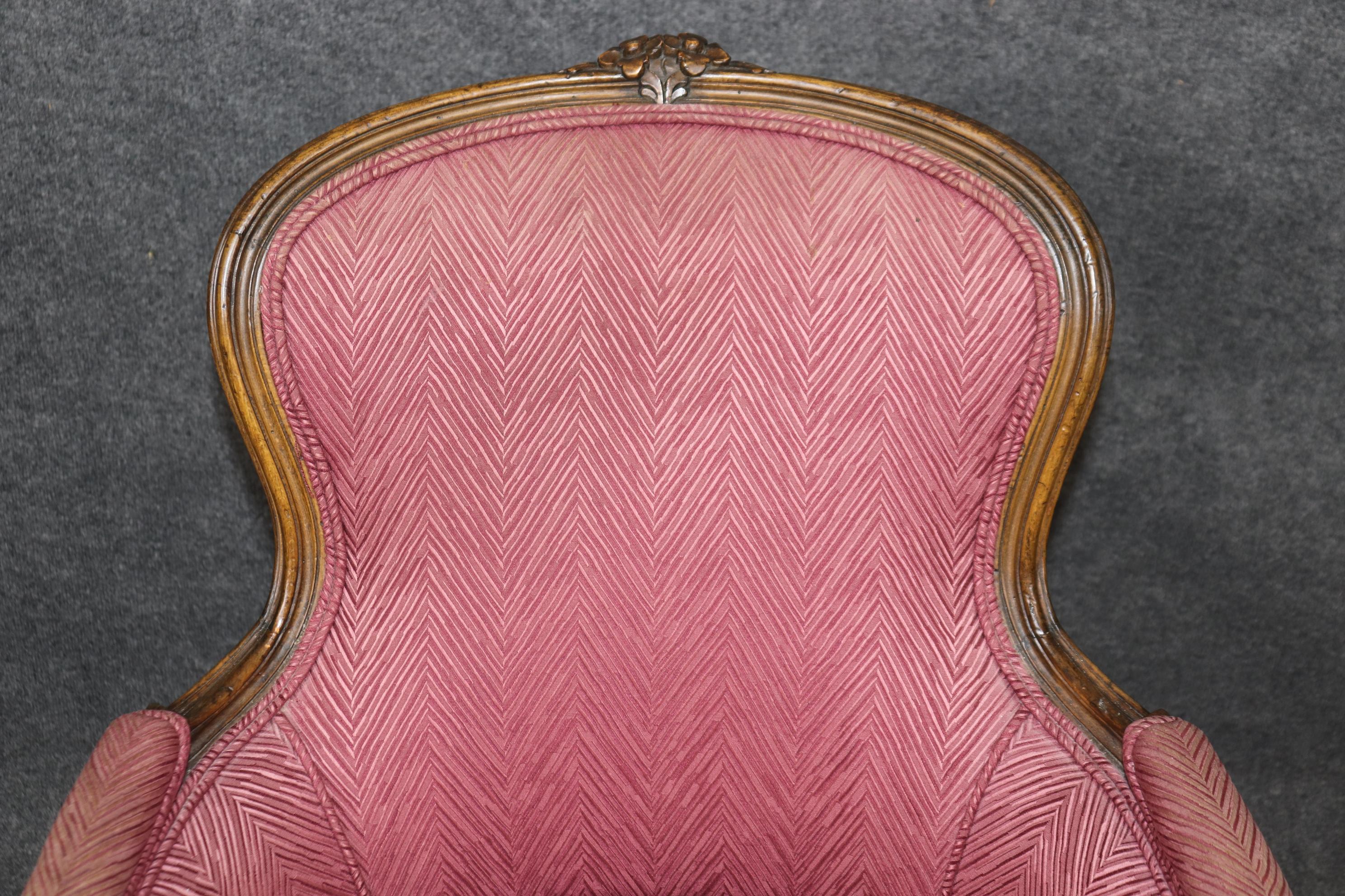 Pareja de sillas Bergère francesas de nogal tallado estilo Luis XV en venta 3