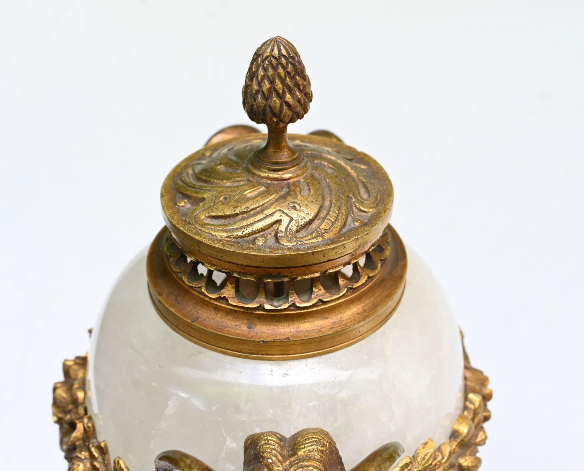 Paar französische Cassolettes-Urnen aus Bergkristall, vergoldet 1860 im Angebot 10
