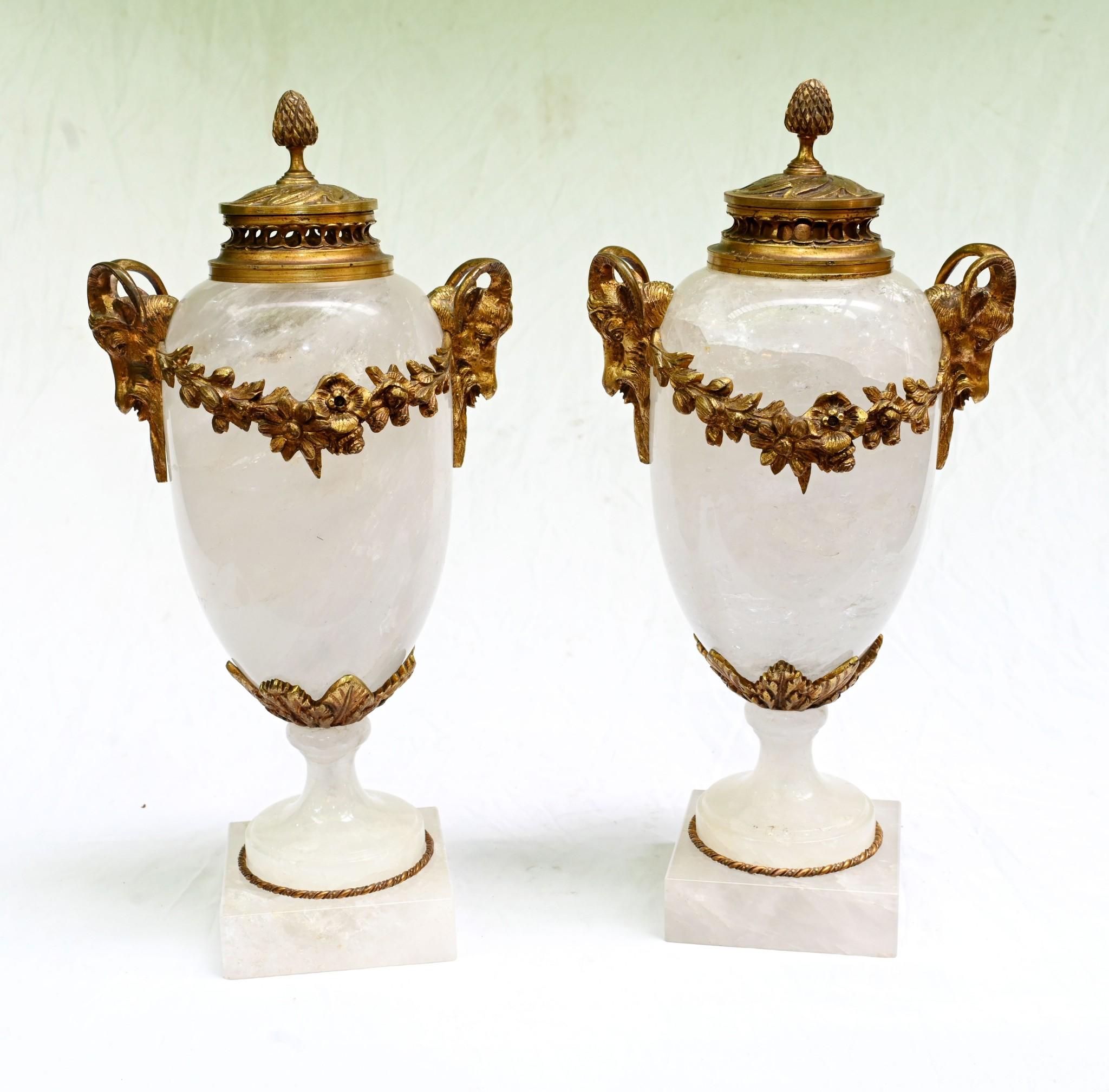 Wunderschönes Paar französischer Cassolette-Urnen, gefertigt aus feinstem Bergkristall
Die Form A der Amphora sticht besonders durch das Farbspiel zwischen Bergkristall und Vergoldung hervor.
Zu den vergoldeten Beschlägen gehören Griffe mit
