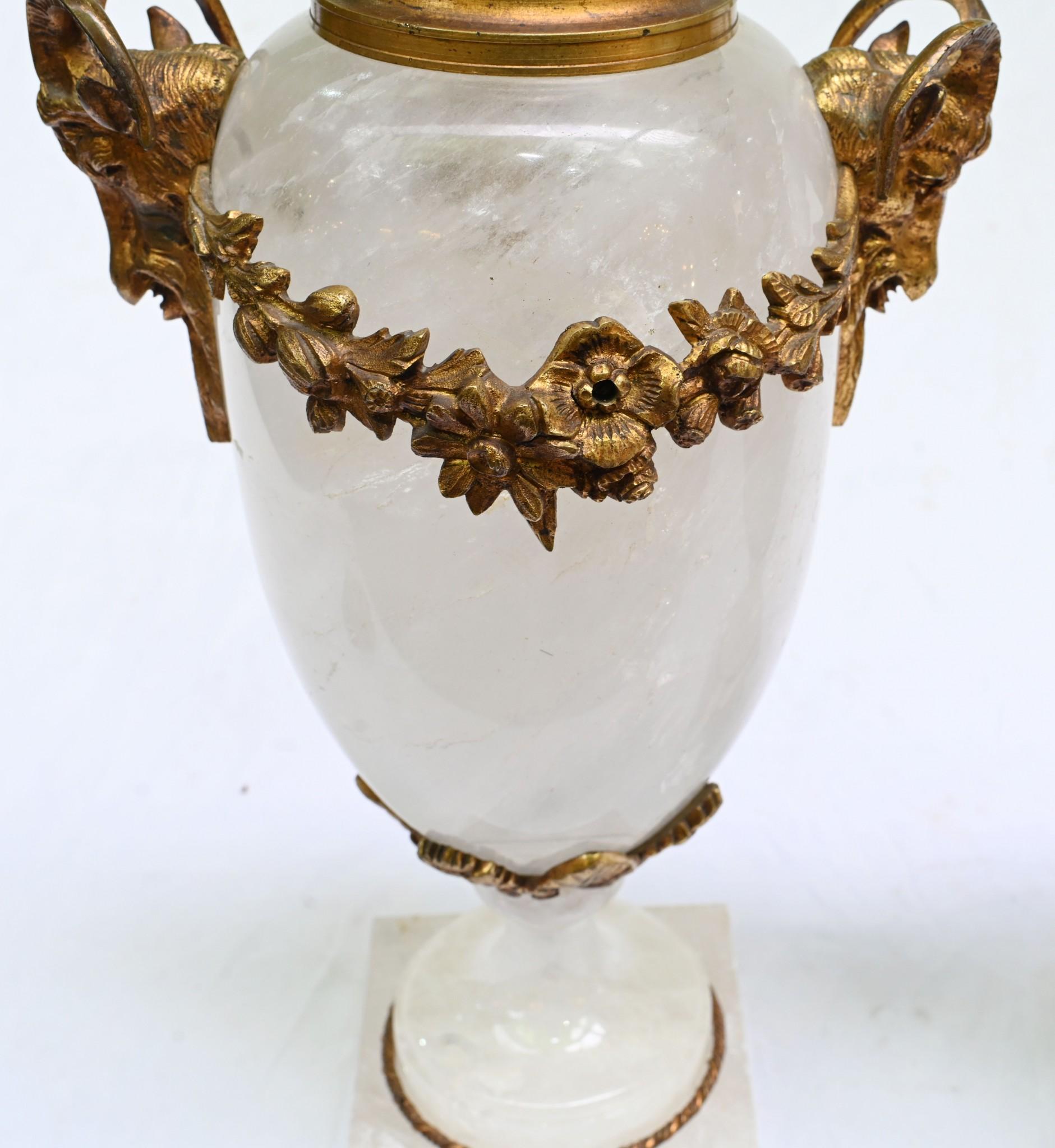 Paar französische Cassolettes-Urnen aus Bergkristall, vergoldet 1860 (Mittleres 19. Jahrhundert) im Angebot