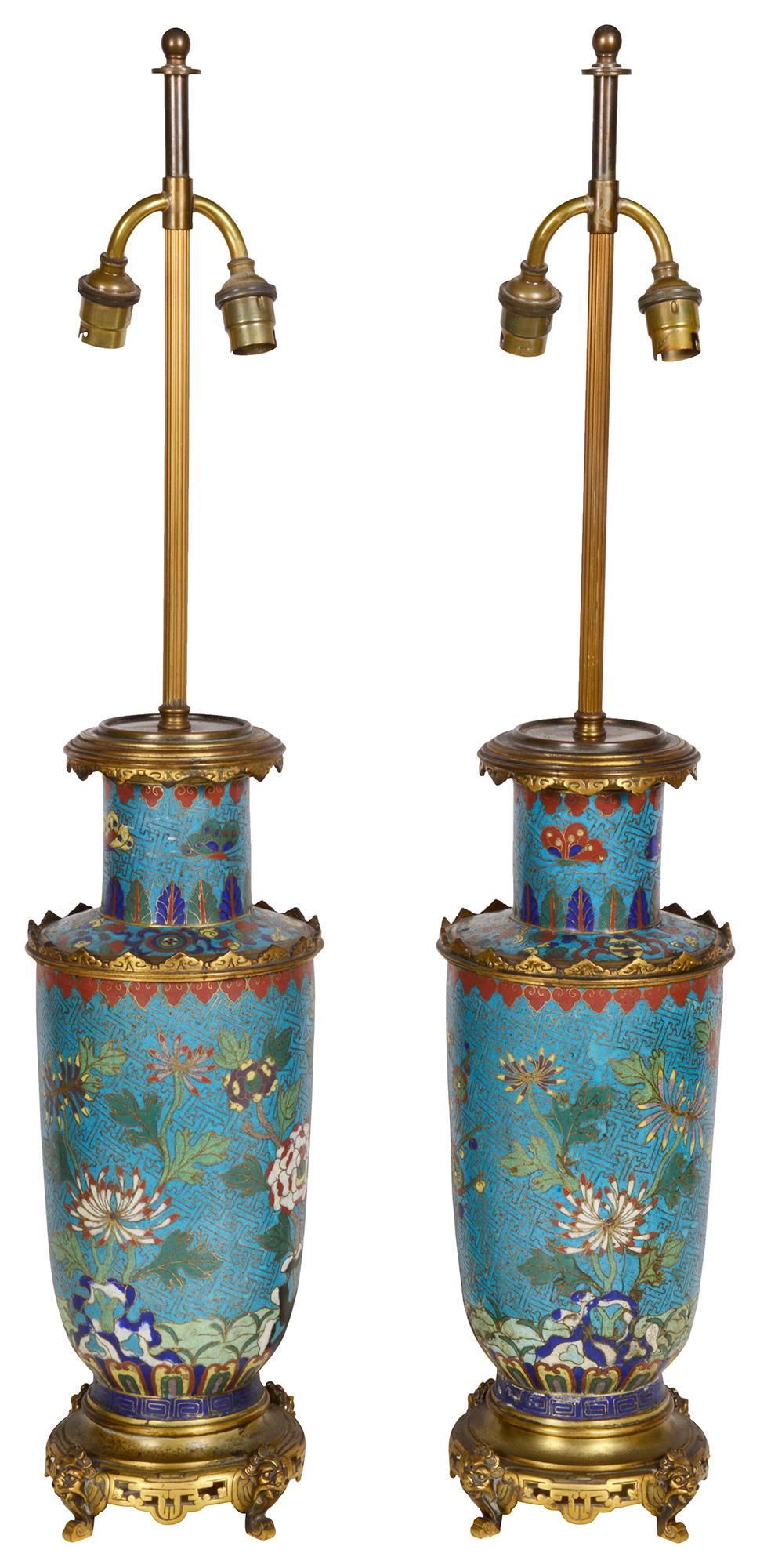 Une paire très décorative de vases / lampes en émail champlevé de style oriental français de la fin du 19e siècle. Chacune d'entre elles présente un magnifique fond turquoise et des fleurs exotiques, avec des montures en bronze doré.