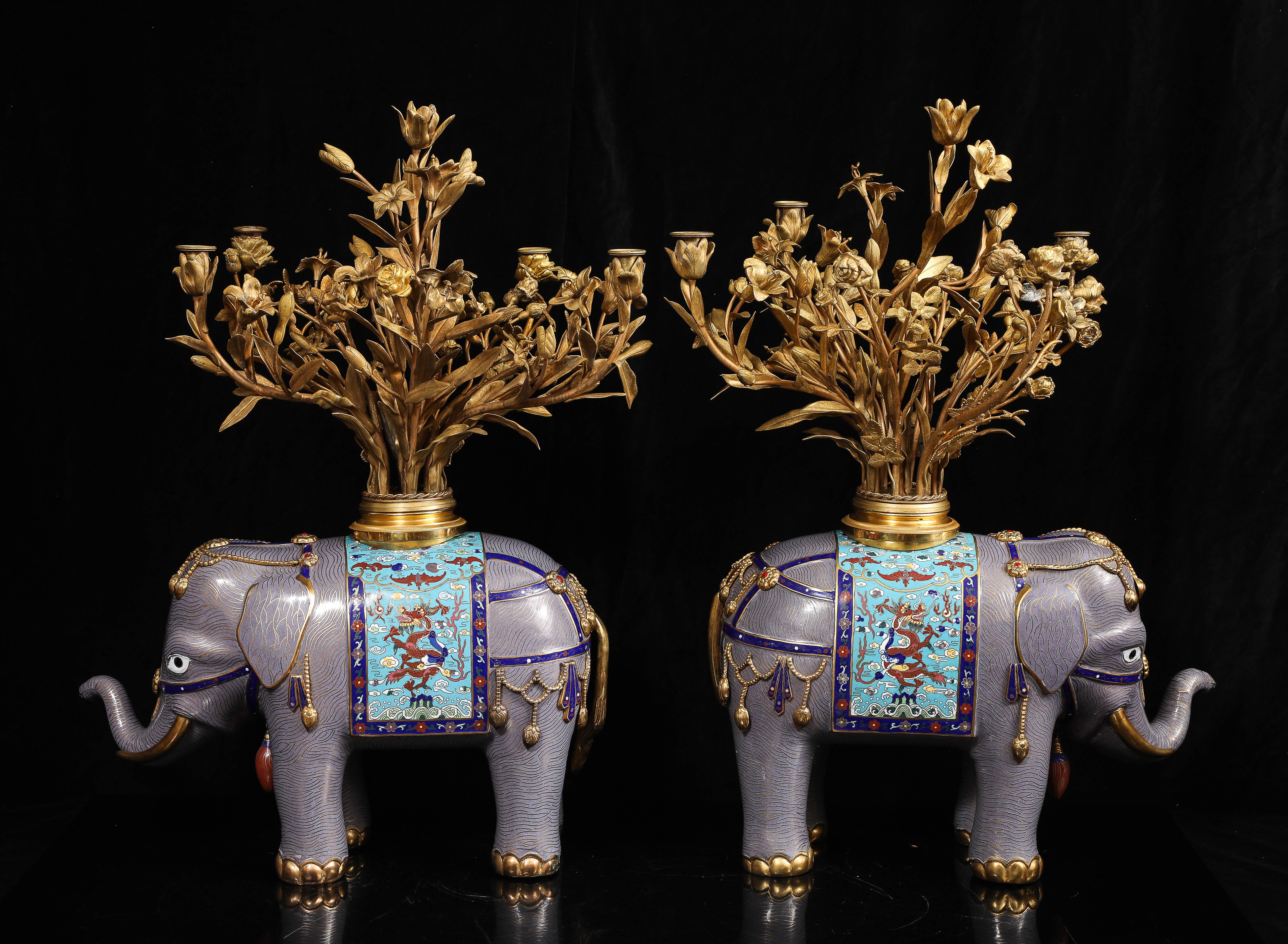 Coppia di candelabri francesi in bronzo dorato e cloisonné cinese a forma di elefante in vendita 2