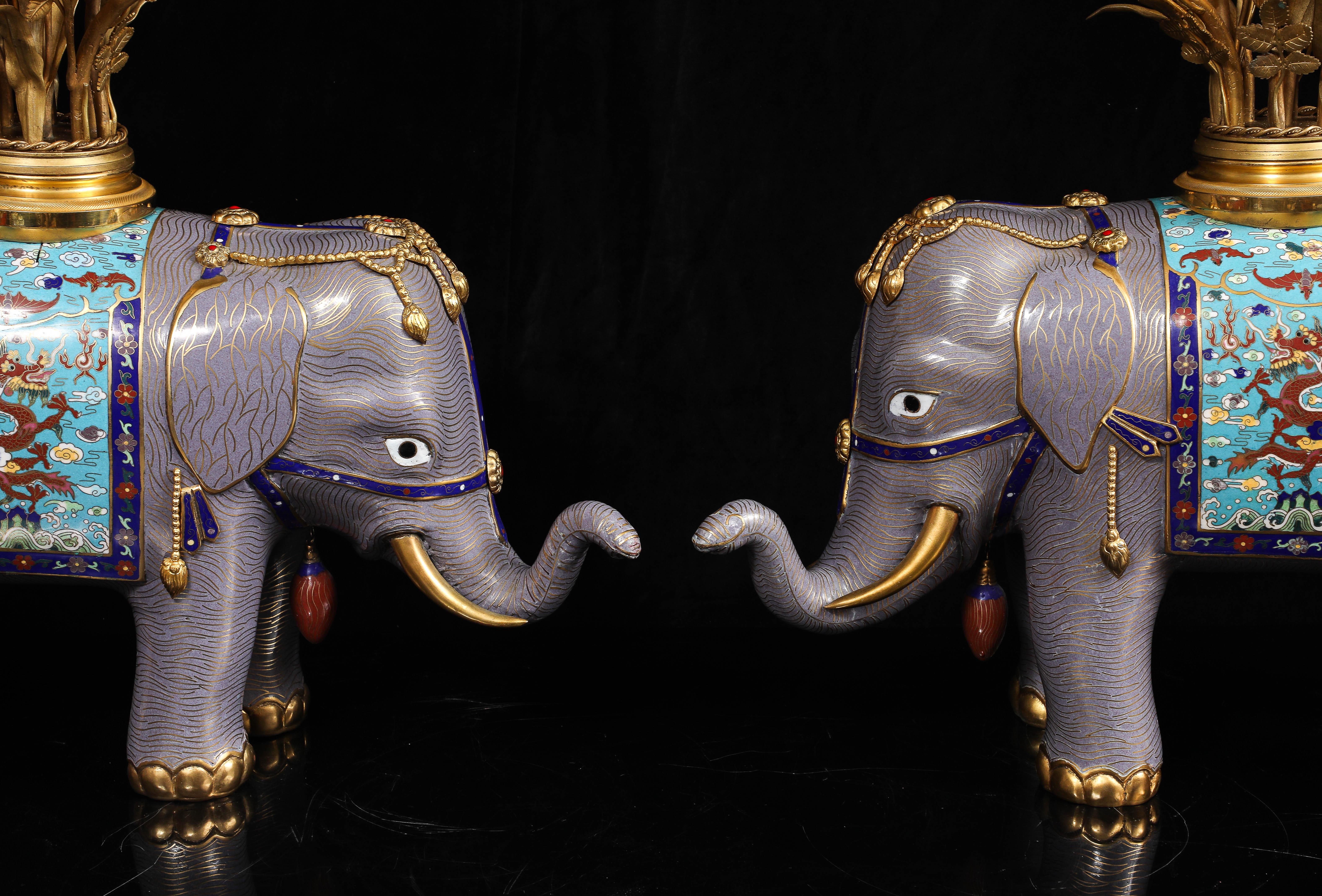 Coppia di candelabri francesi in bronzo dorato e cloisonné cinese a forma di elefante in vendita 3