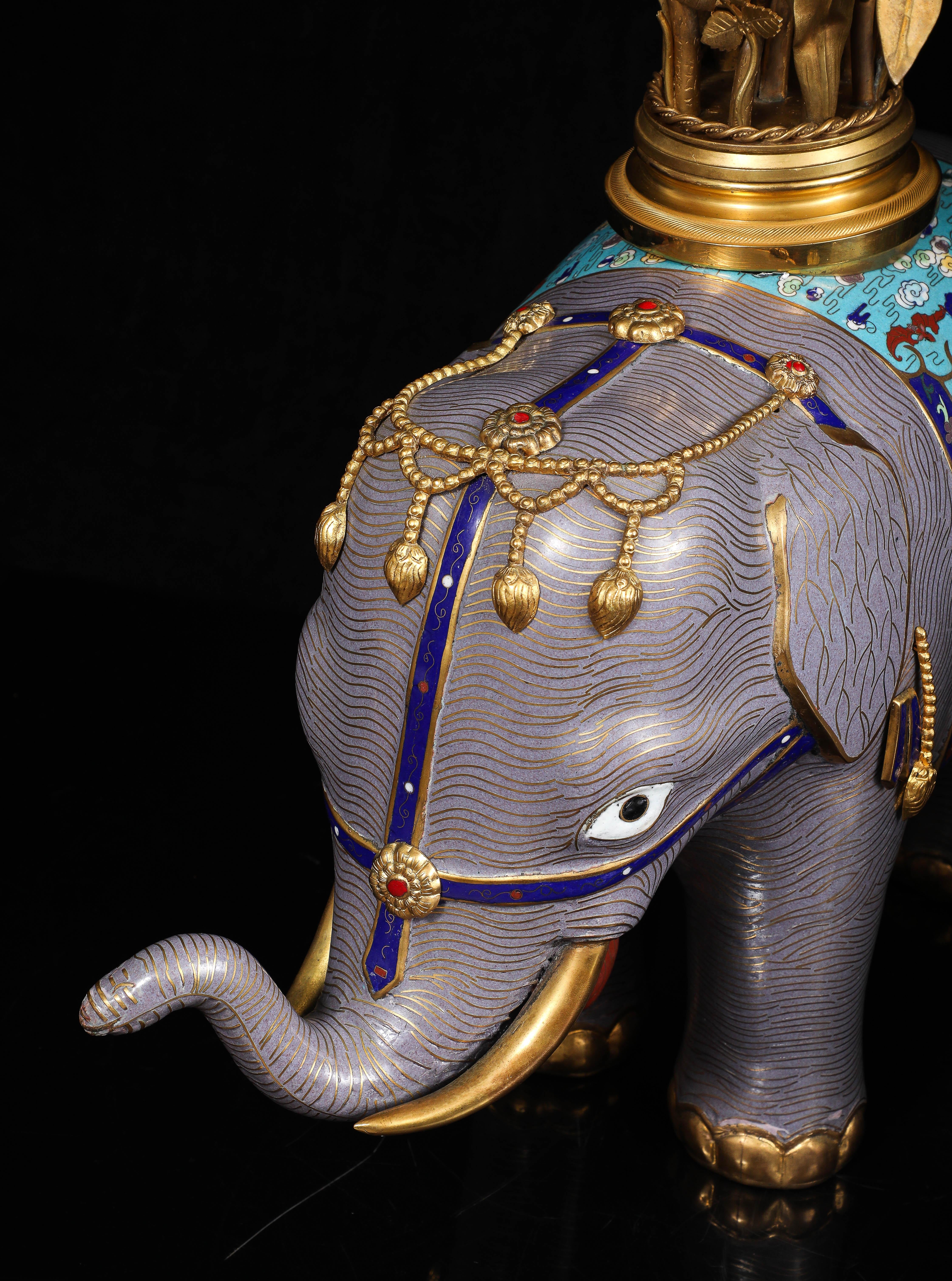Coppia di candelabri francesi in bronzo dorato e cloisonné cinese a forma di elefante in vendita 4