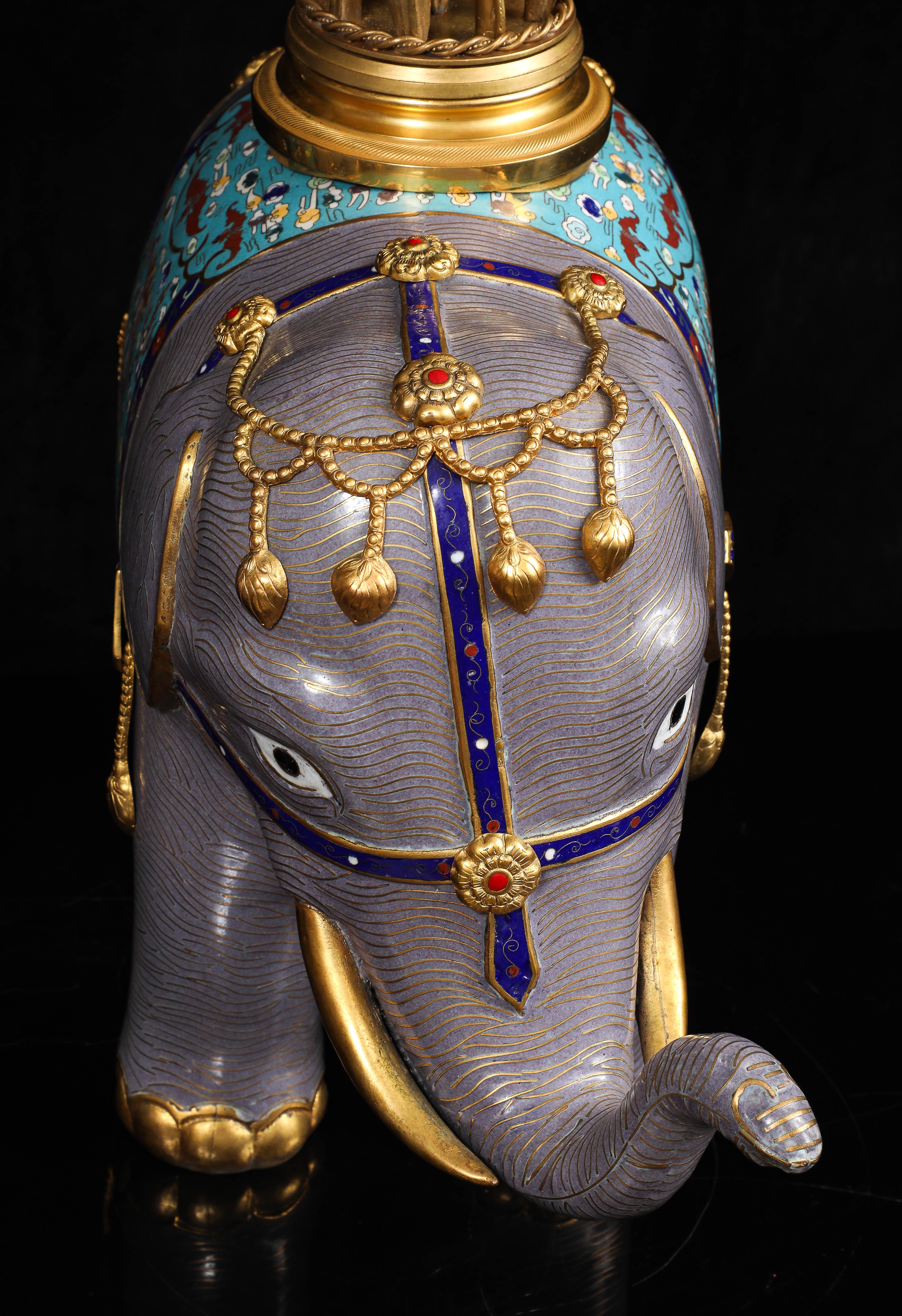 Coppia di candelabri francesi in bronzo dorato e cloisonné cinese a forma di elefante in vendita 5