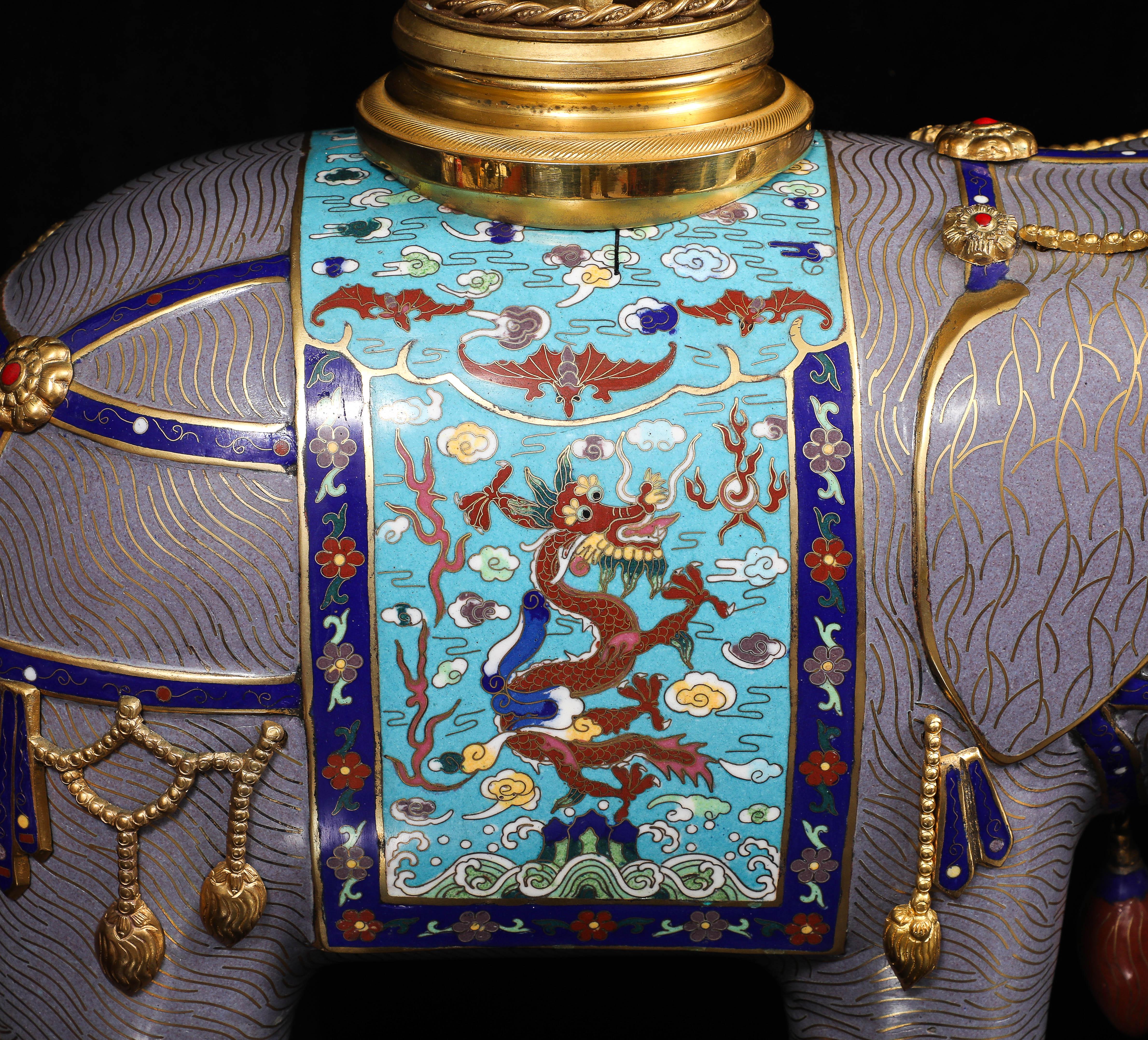 Coppia di candelabri francesi in bronzo dorato e cloisonné cinese a forma di elefante in vendita 6