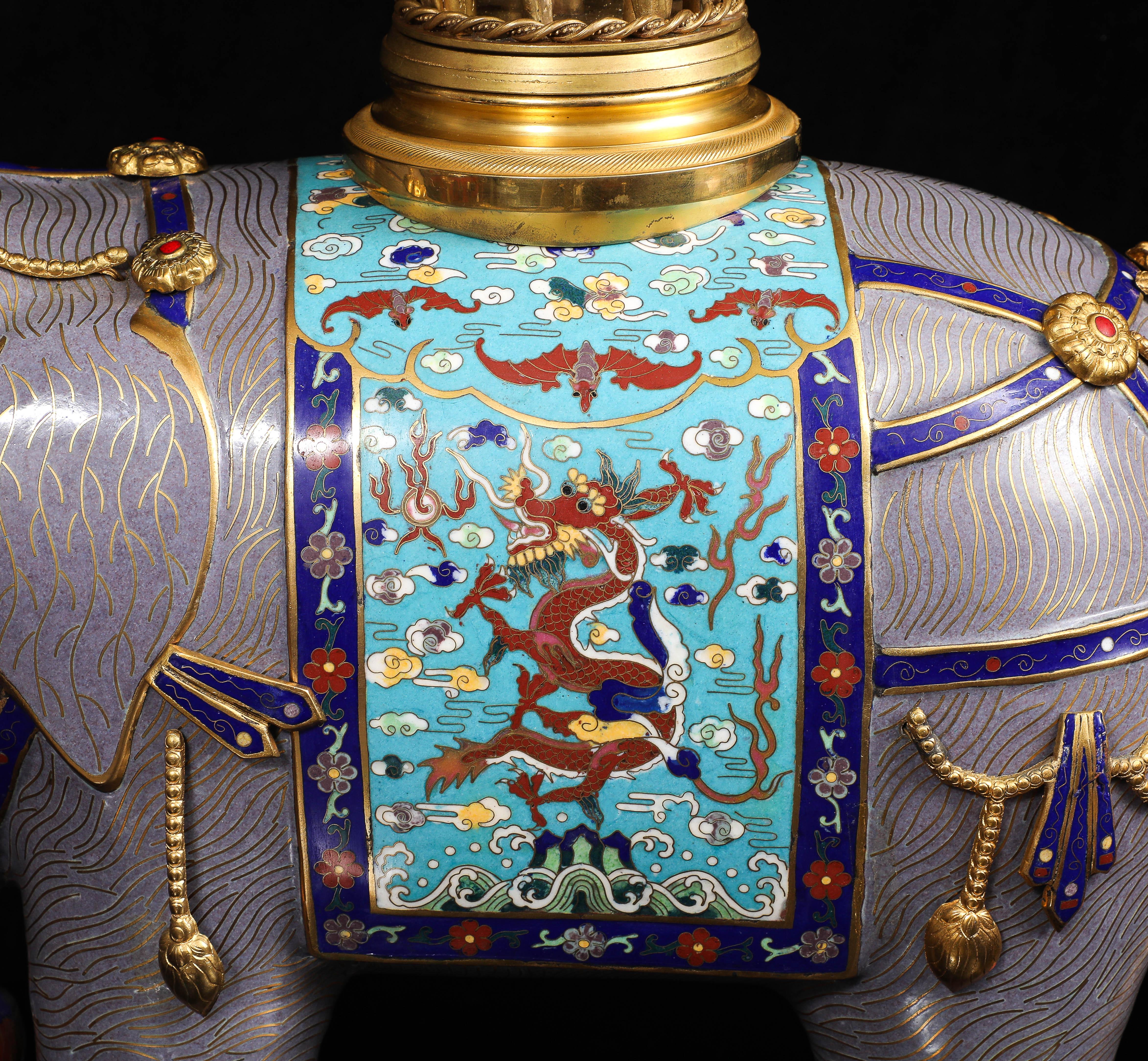 Coppia di candelabri francesi in bronzo dorato e cloisonné cinese a forma di elefante in vendita 7