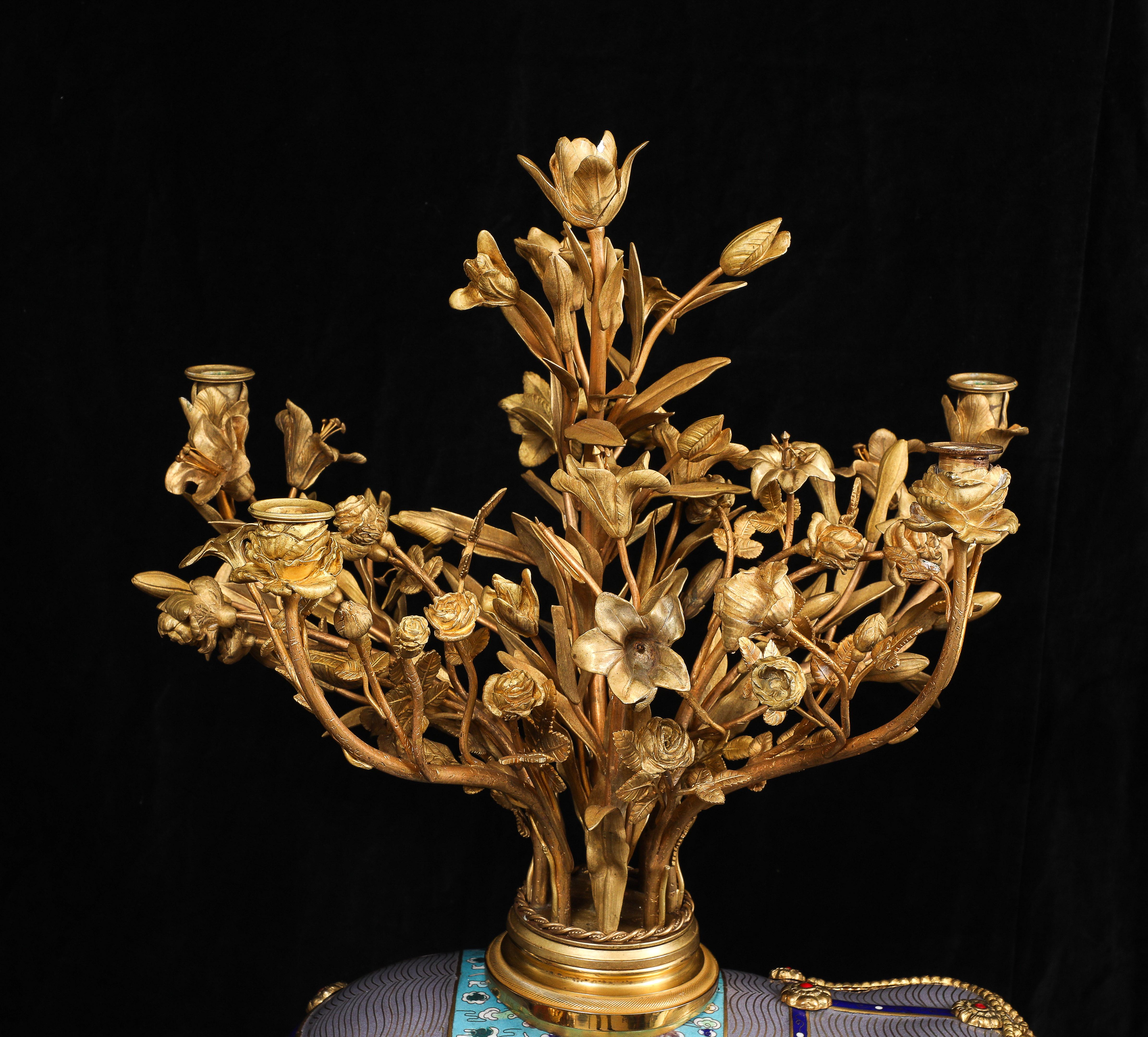 Coppia di candelabri francesi in bronzo dorato e cloisonné cinese a forma di elefante in vendita 9