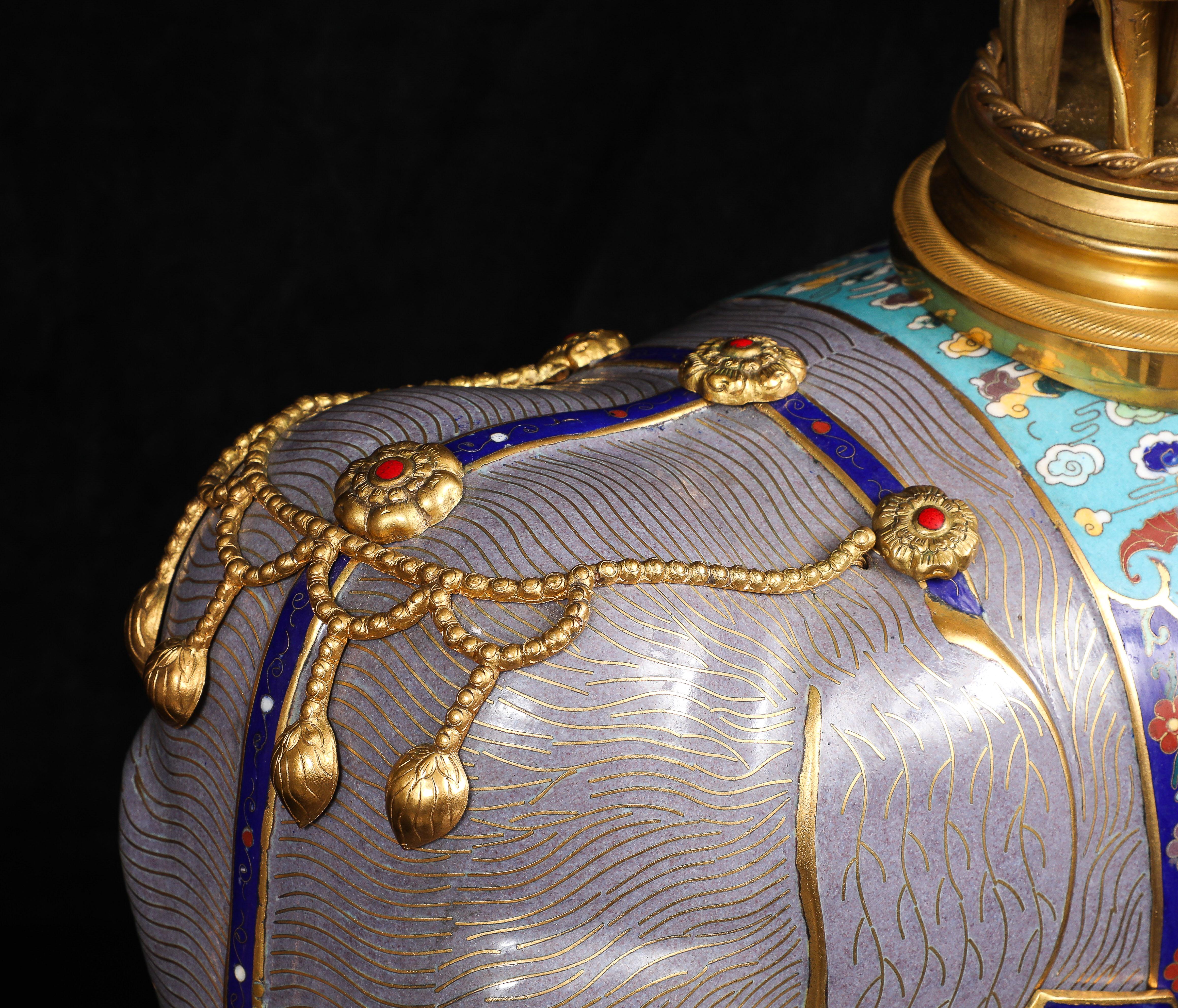 Coppia di candelabri francesi in bronzo dorato e cloisonné cinese a forma di elefante in vendita 10