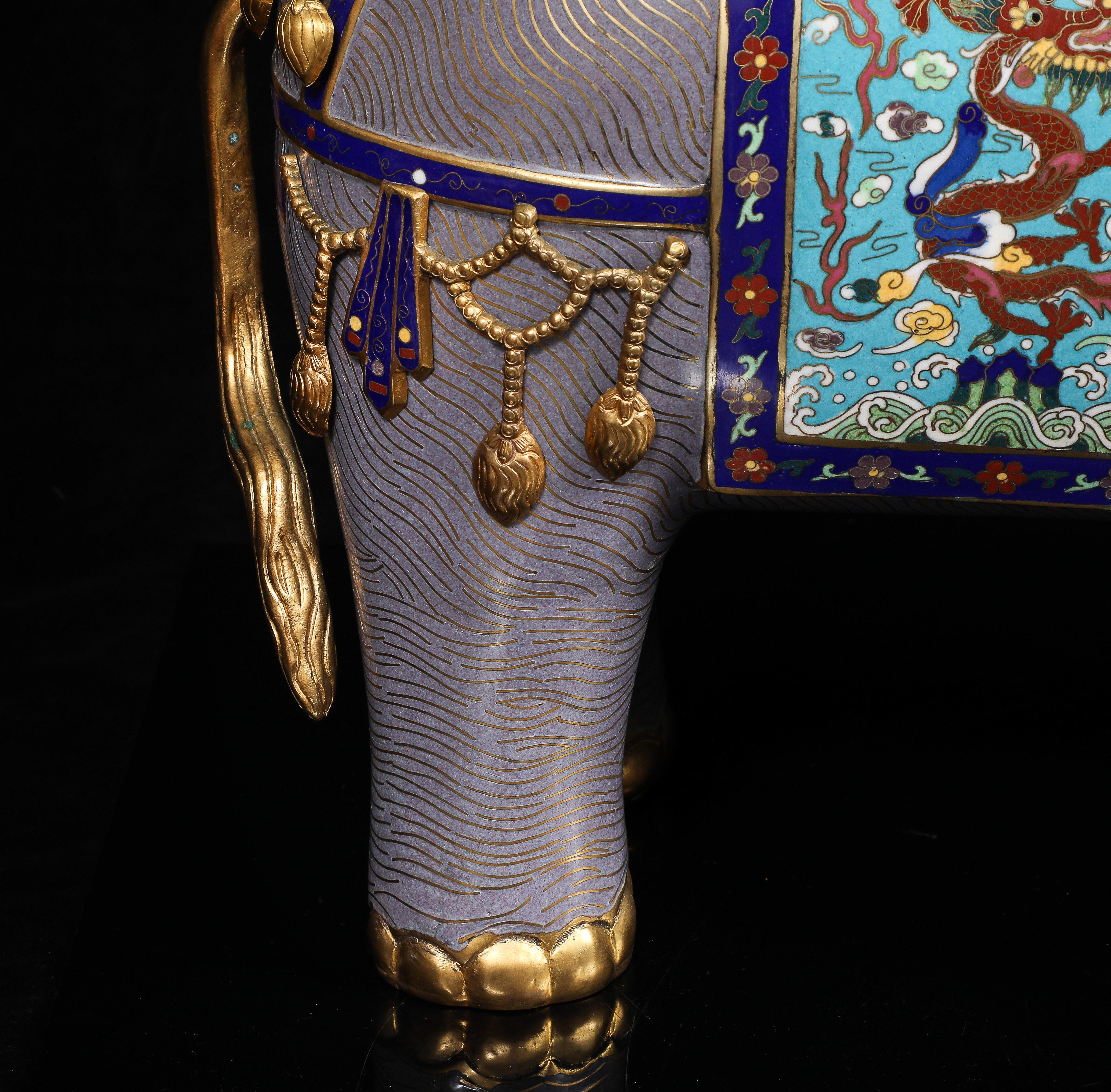 Coppia di candelabri francesi in bronzo dorato e cloisonné cinese a forma di elefante in vendita 11