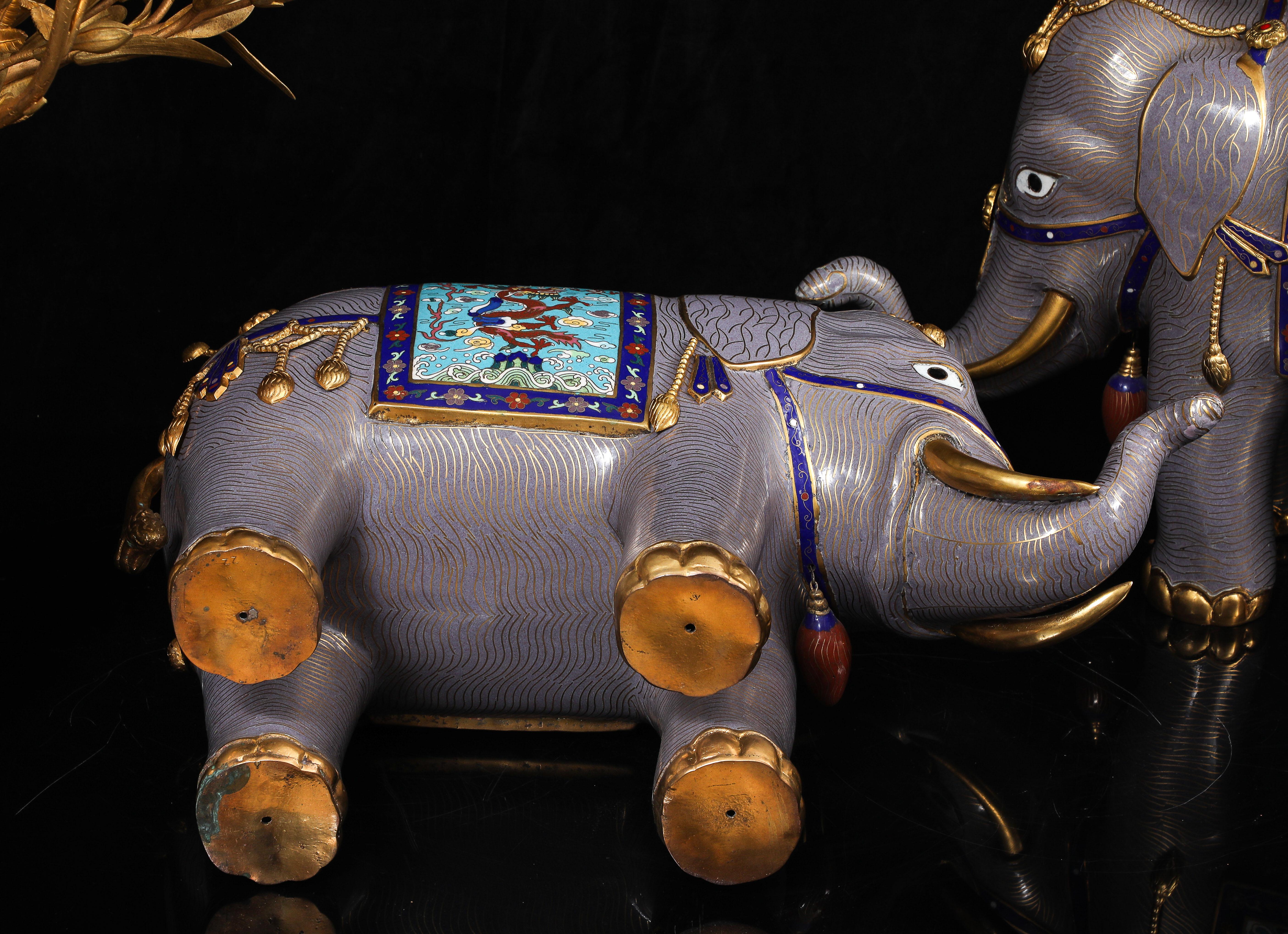 Coppia di candelabri francesi in bronzo dorato e cloisonné cinese a forma di elefante in vendita 12