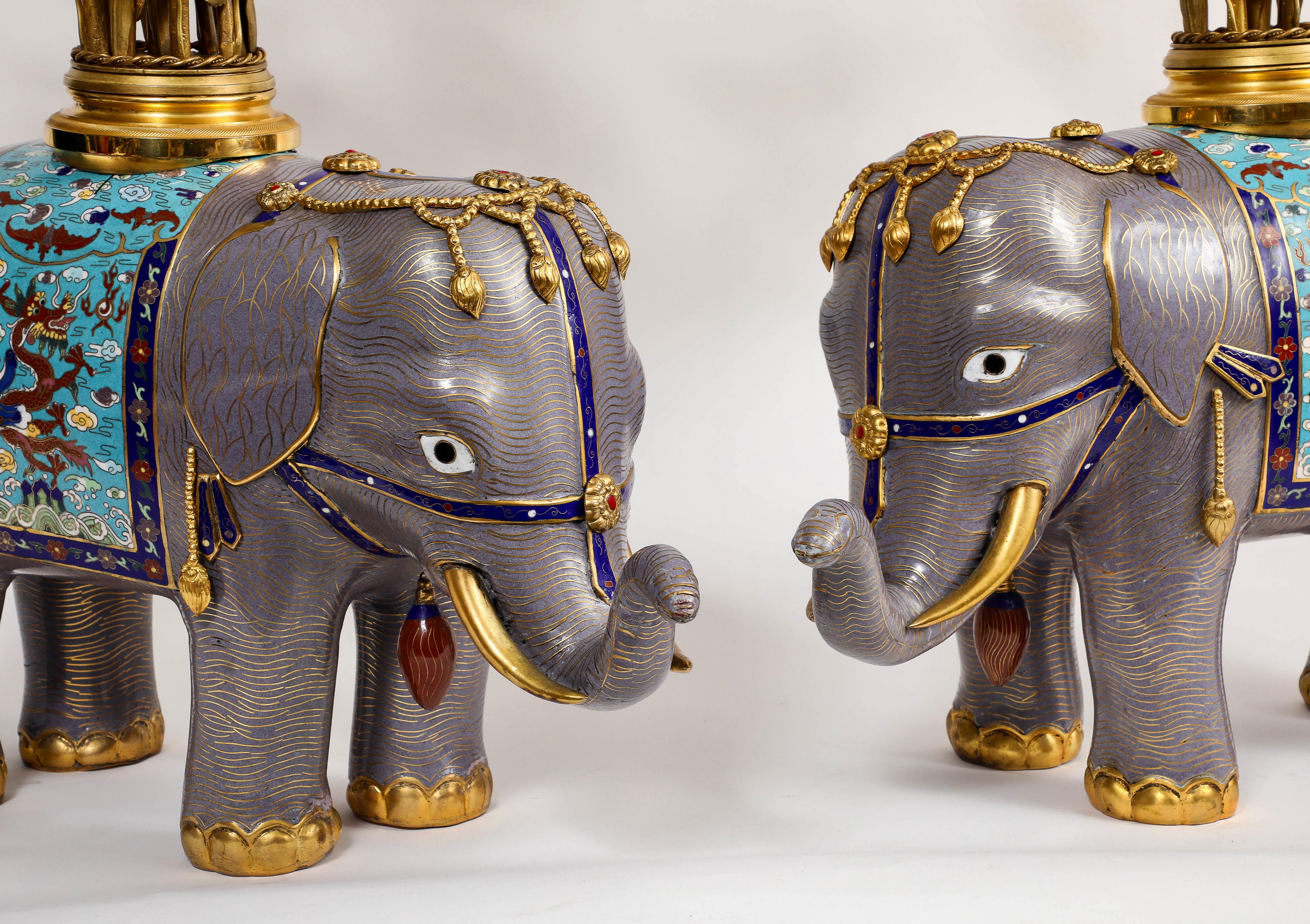Luigi XVI Coppia di candelabri francesi in bronzo dorato e cloisonné cinese a forma di elefante in vendita