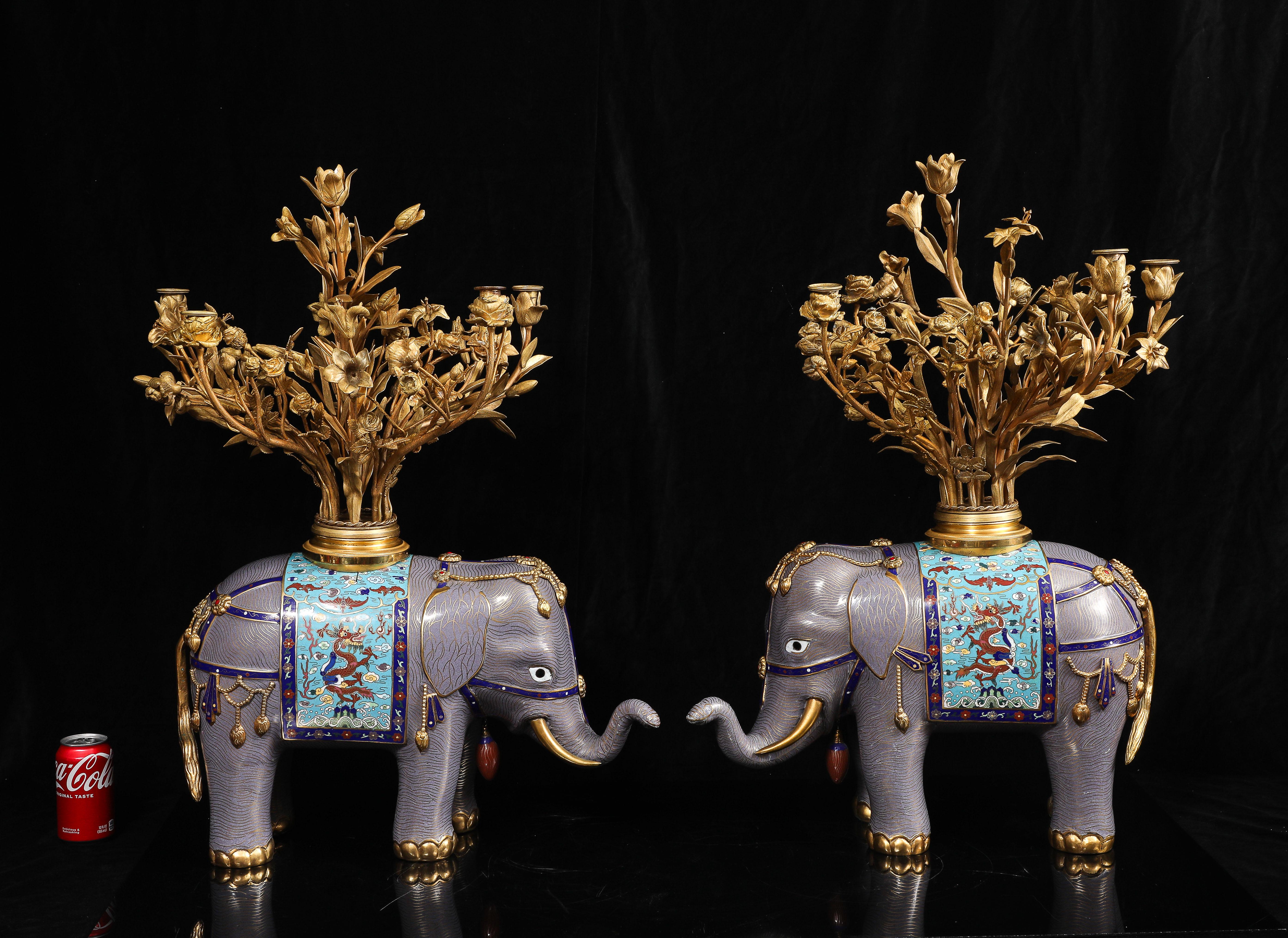 Francese Coppia di candelabri francesi in bronzo dorato e cloisonné cinese a forma di elefante in vendita
