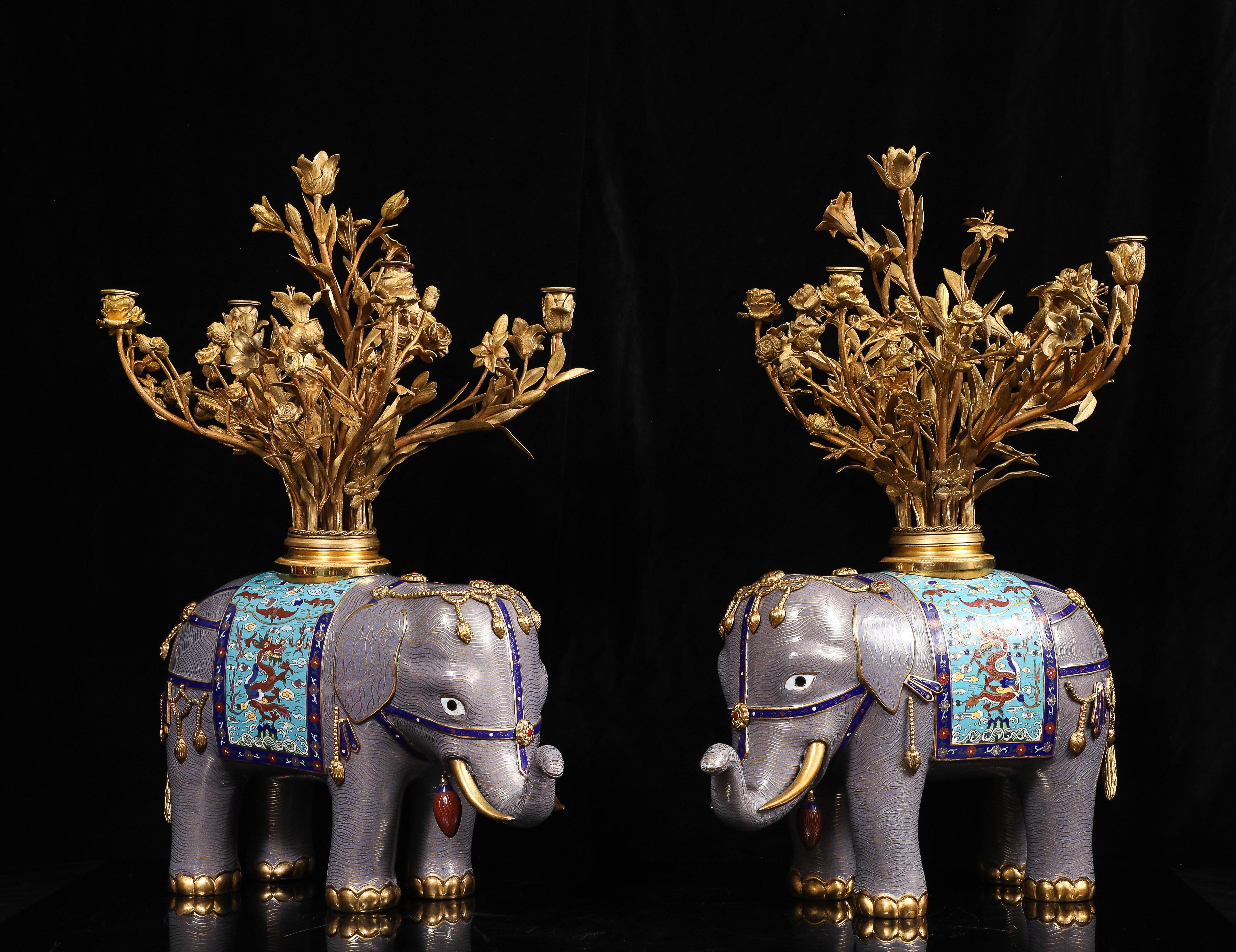 Smaltato Coppia di candelabri francesi in bronzo dorato e cloisonné cinese a forma di elefante in vendita