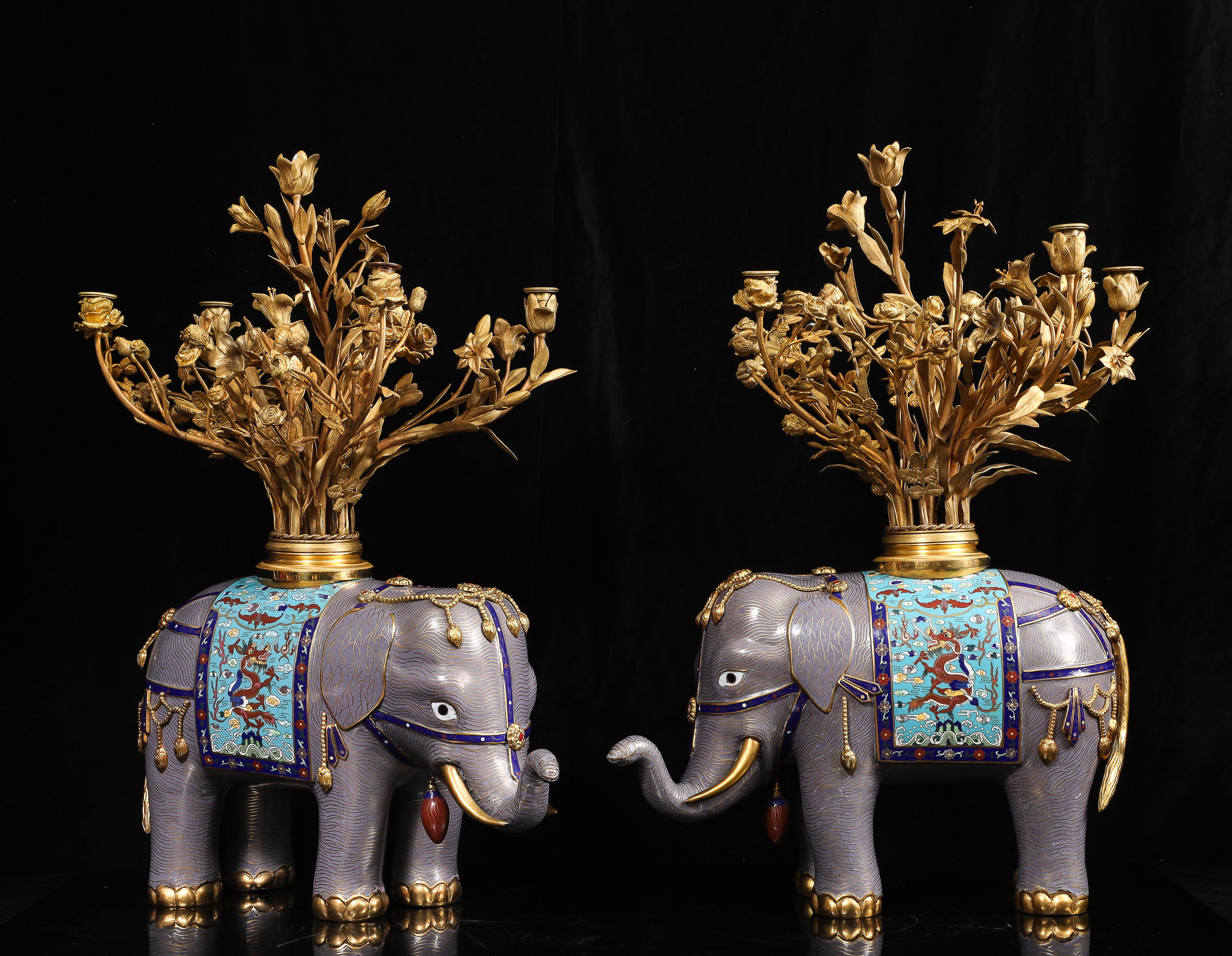 Coppia di candelabri francesi in bronzo dorato e cloisonné cinese a forma di elefante In condizioni buone in vendita a New York, NY