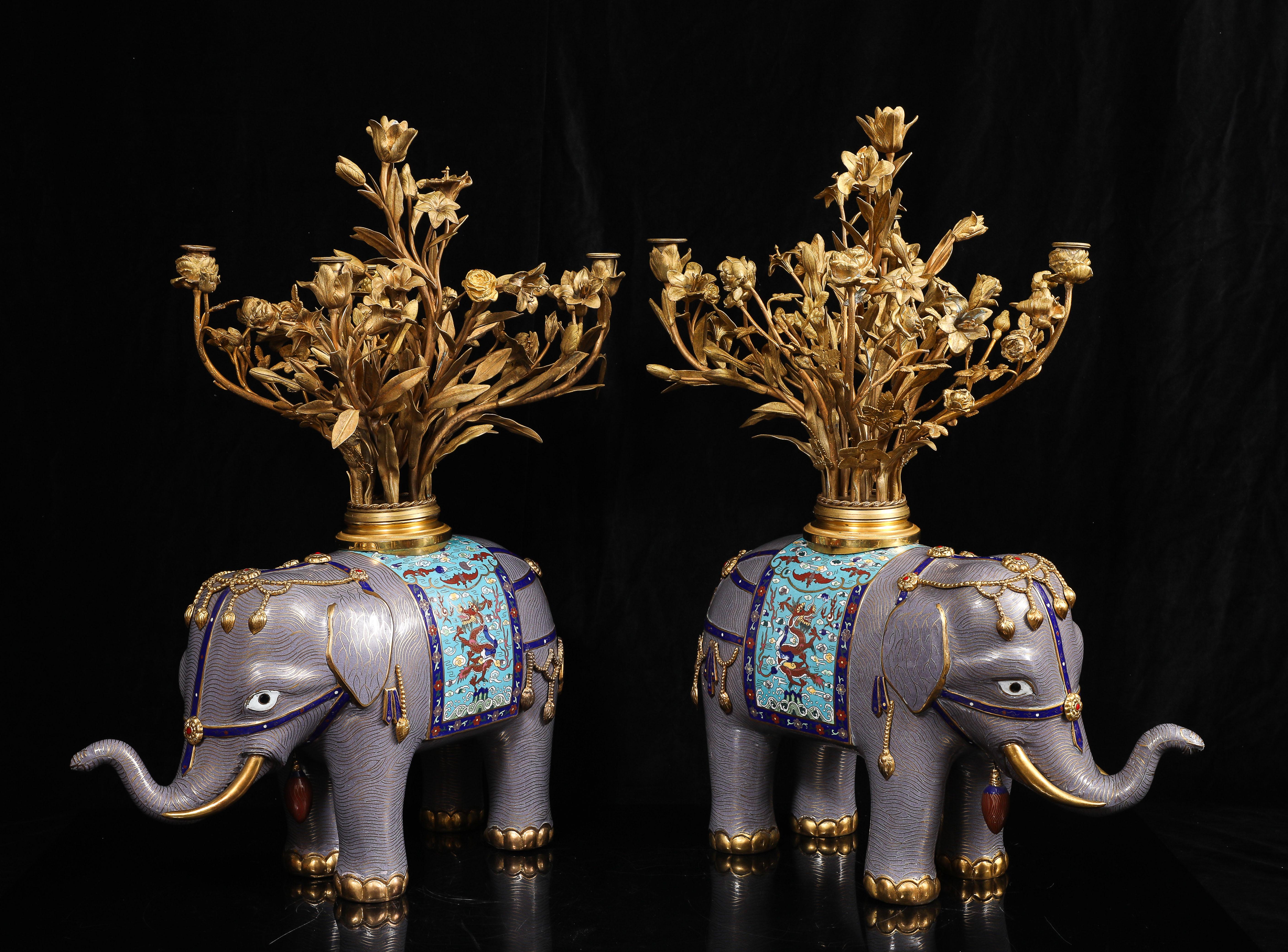 Fine XIX secolo Coppia di candelabri francesi in bronzo dorato e cloisonné cinese a forma di elefante in vendita