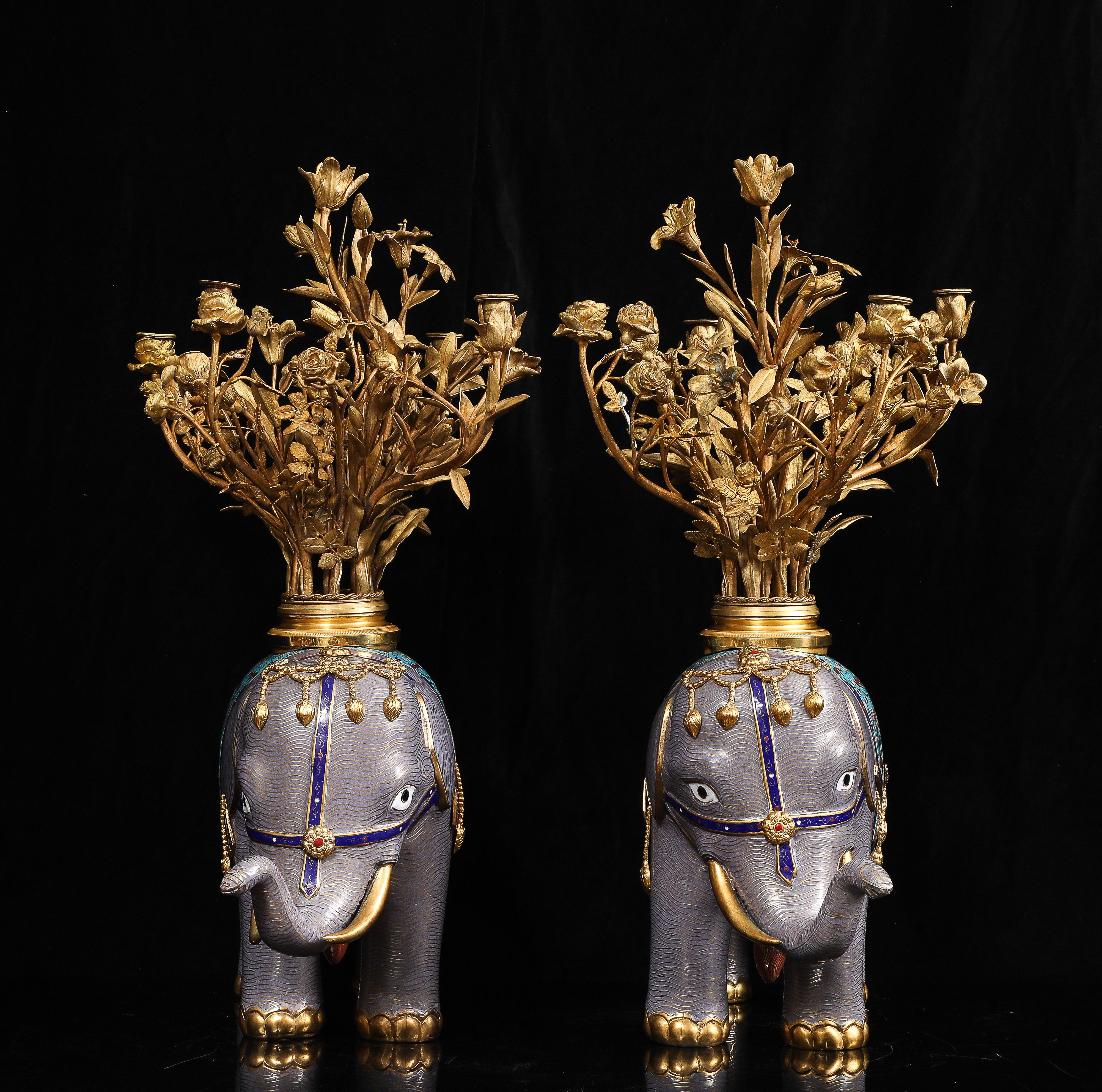 Smalto Coppia di candelabri francesi in bronzo dorato e cloisonné cinese a forma di elefante in vendita