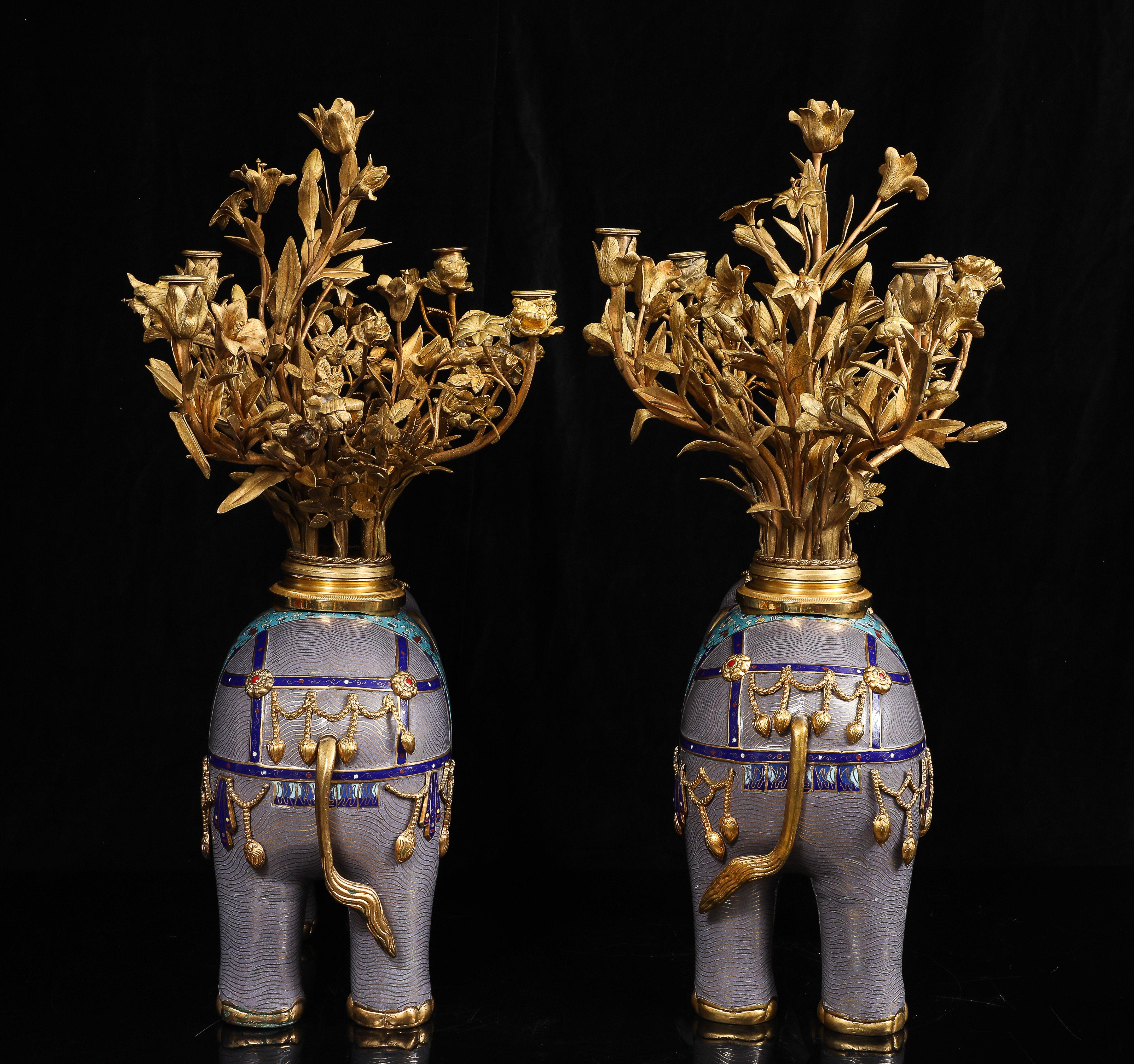 Coppia di candelabri francesi in bronzo dorato e cloisonné cinese a forma di elefante in vendita 1