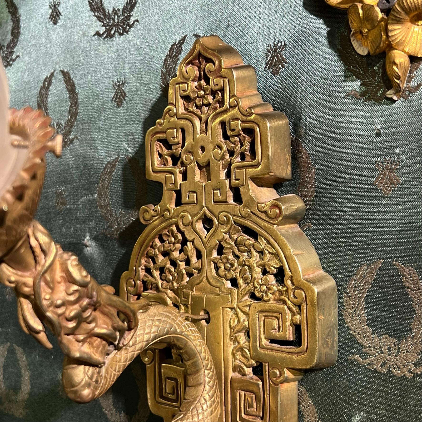 Paar französische Chinoiserie-Wandleuchter aus vergoldeter Bronze mit Drachenmotiv im Angebot 5