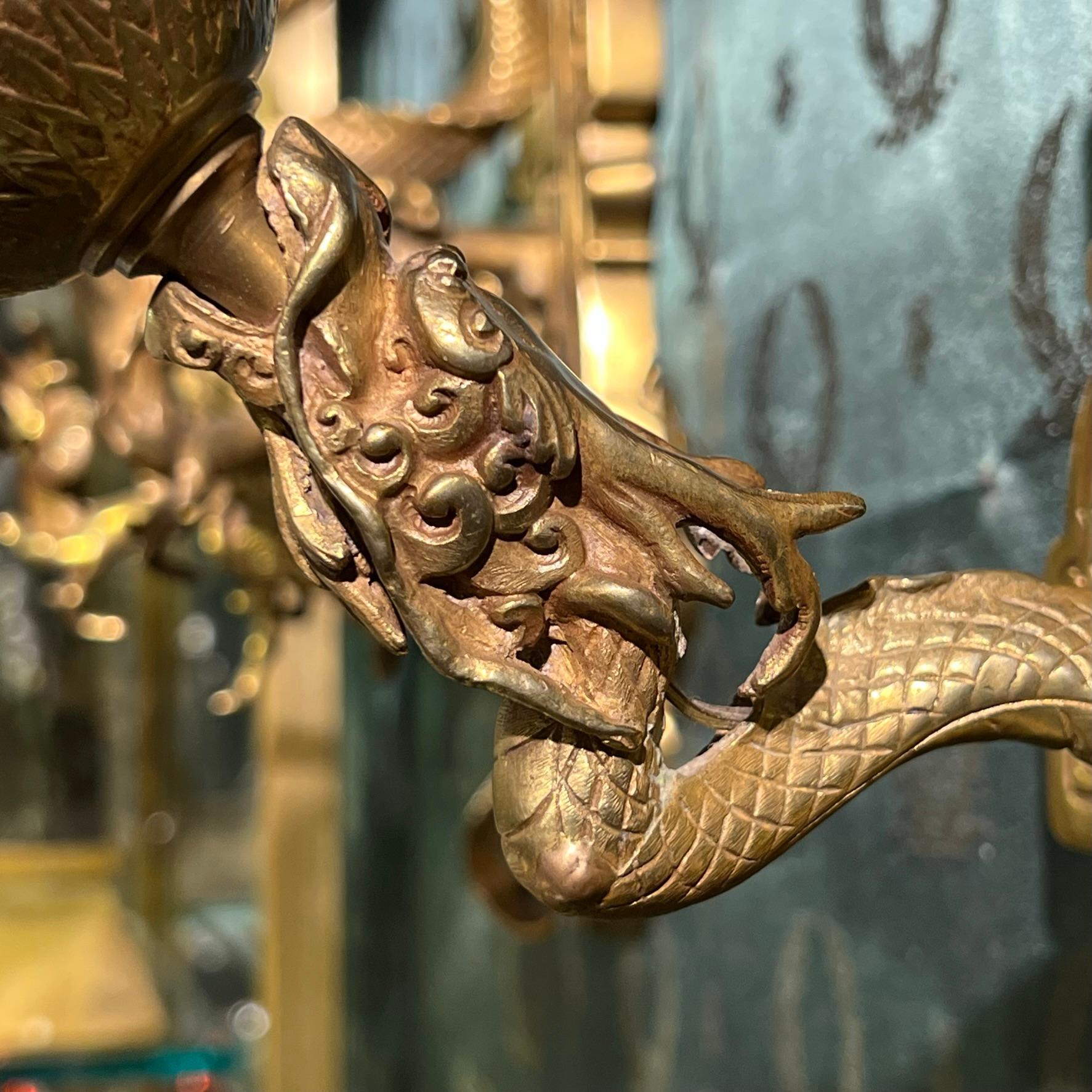 Paar französische Chinoiserie-Wandleuchter aus vergoldeter Bronze mit Drachenmotiv im Angebot 8