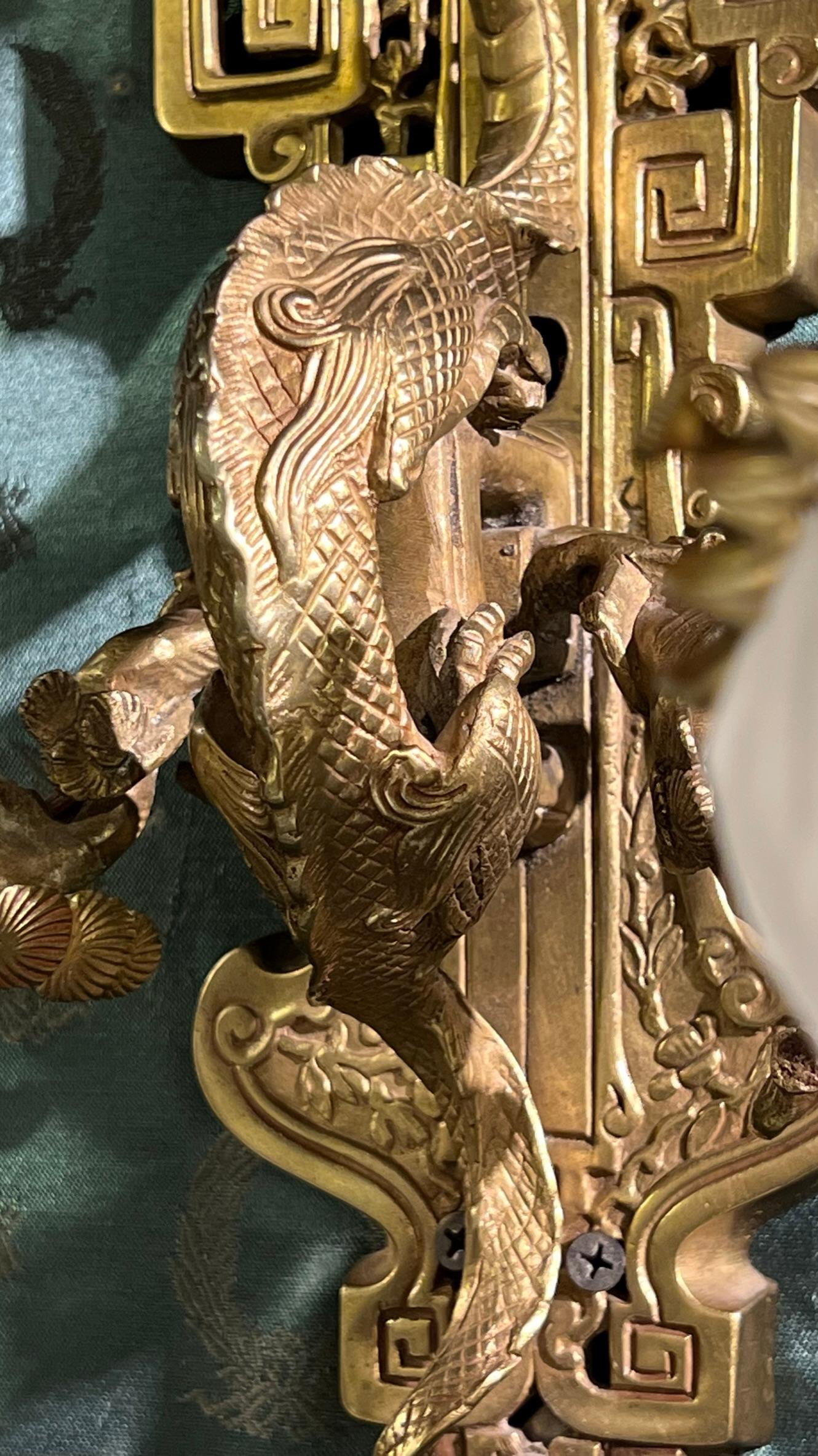 Paar französische Chinoiserie-Wandleuchter aus vergoldeter Bronze mit Drachenmotiv im Angebot 10