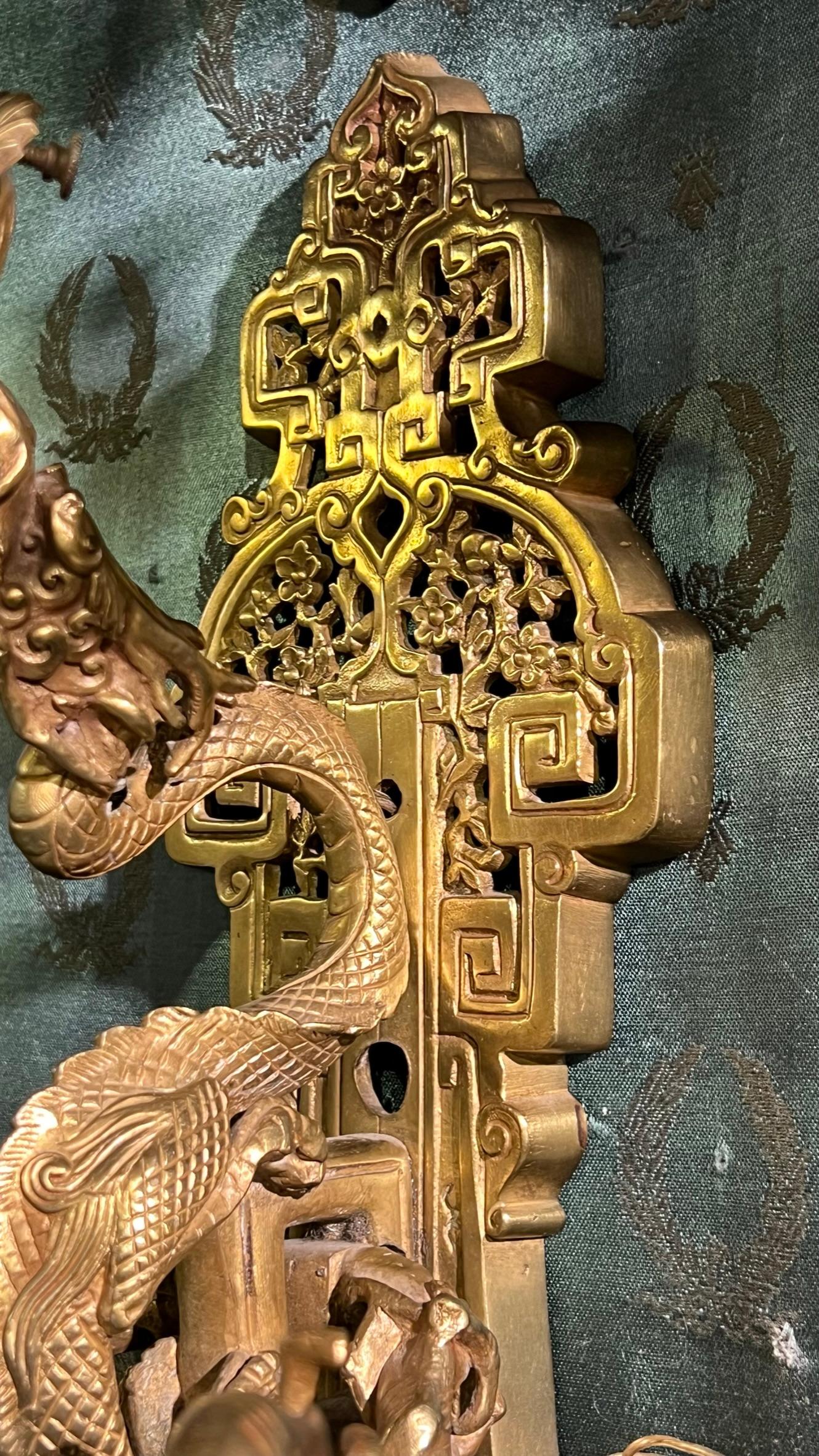 Paar französische Chinoiserie-Wandleuchter aus vergoldeter Bronze mit Drachenmotiv im Angebot 11