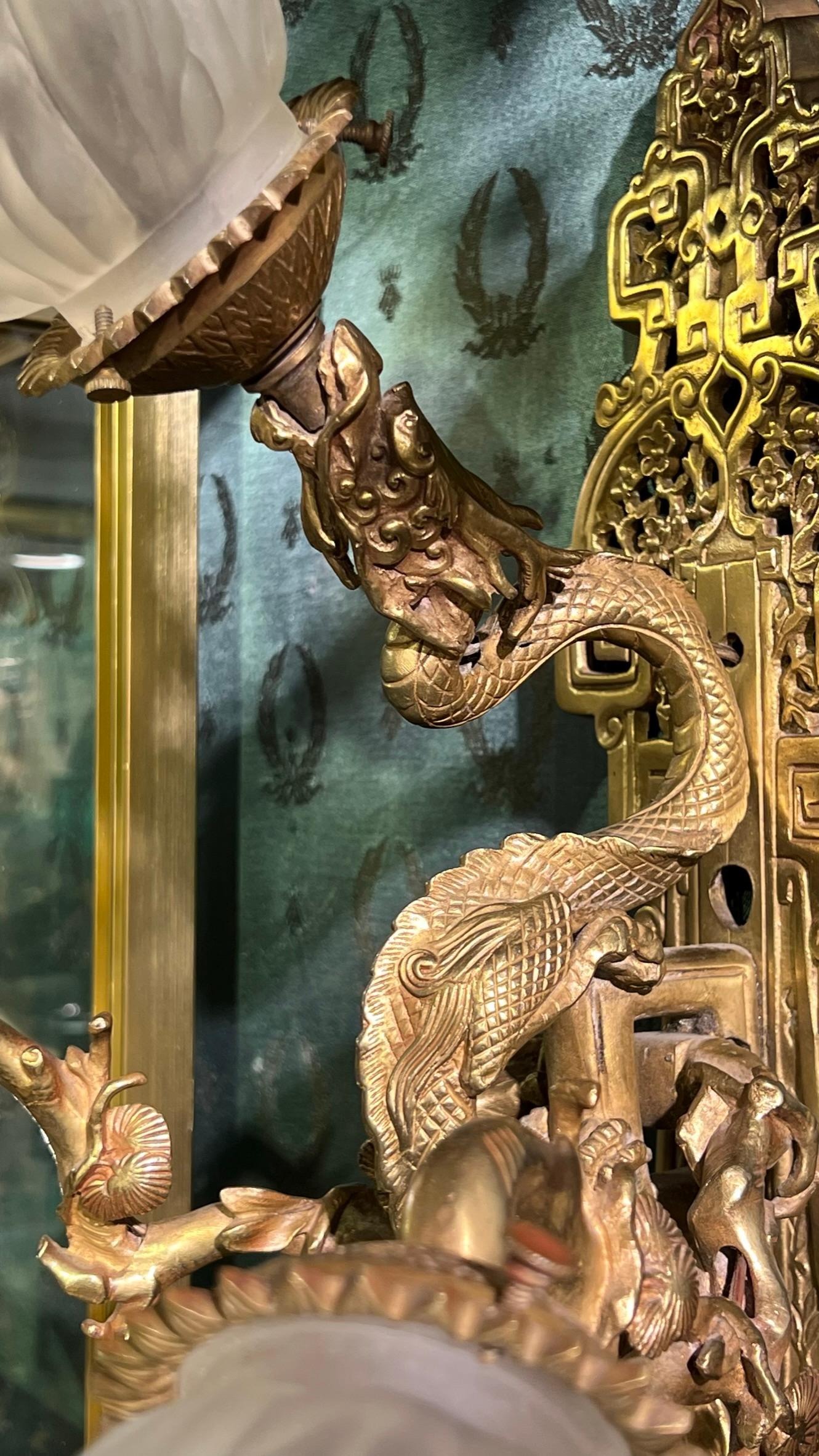 Paar französische Chinoiserie-Wandleuchter aus vergoldeter Bronze mit Drachenmotiv im Angebot 12