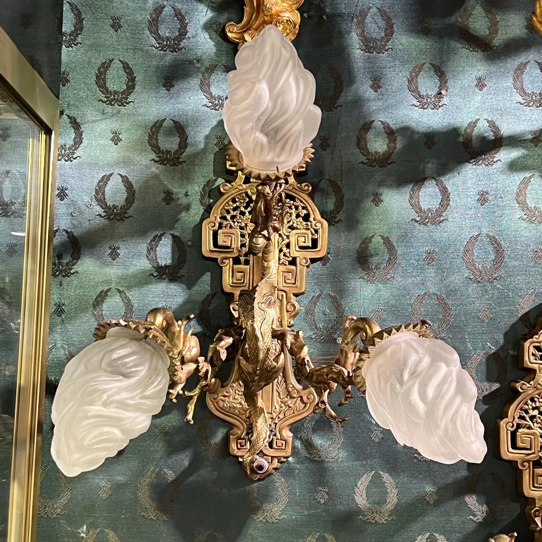 Pair French Chinoiserie Gilt Bronze Sconces with Dragon Motif In Good Condition For Sale In New York, NY