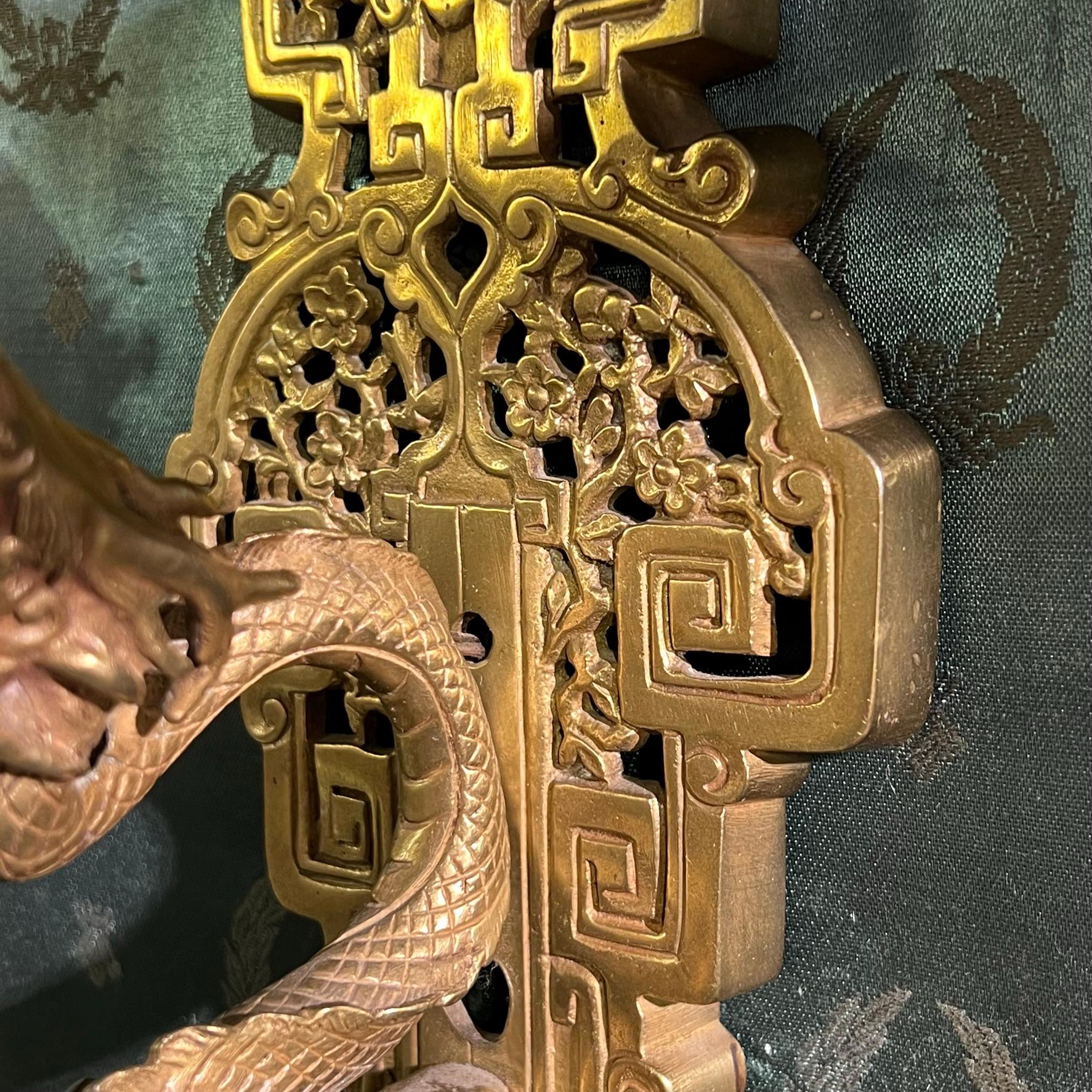Paar französische Chinoiserie-Wandleuchter aus vergoldeter Bronze mit Drachenmotiv im Angebot 1