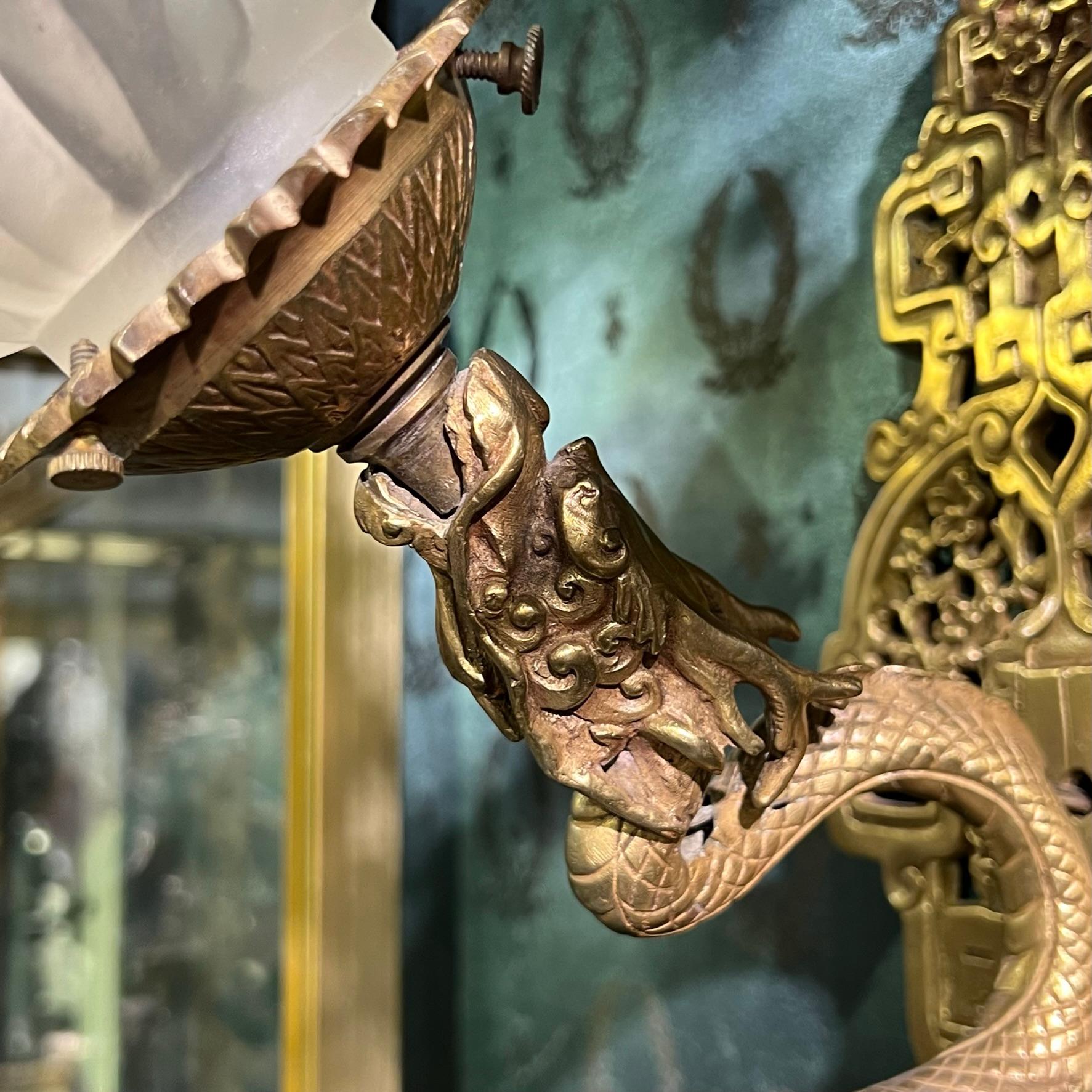 Paar französische Chinoiserie-Wandleuchter aus vergoldeter Bronze mit Drachenmotiv im Angebot 2